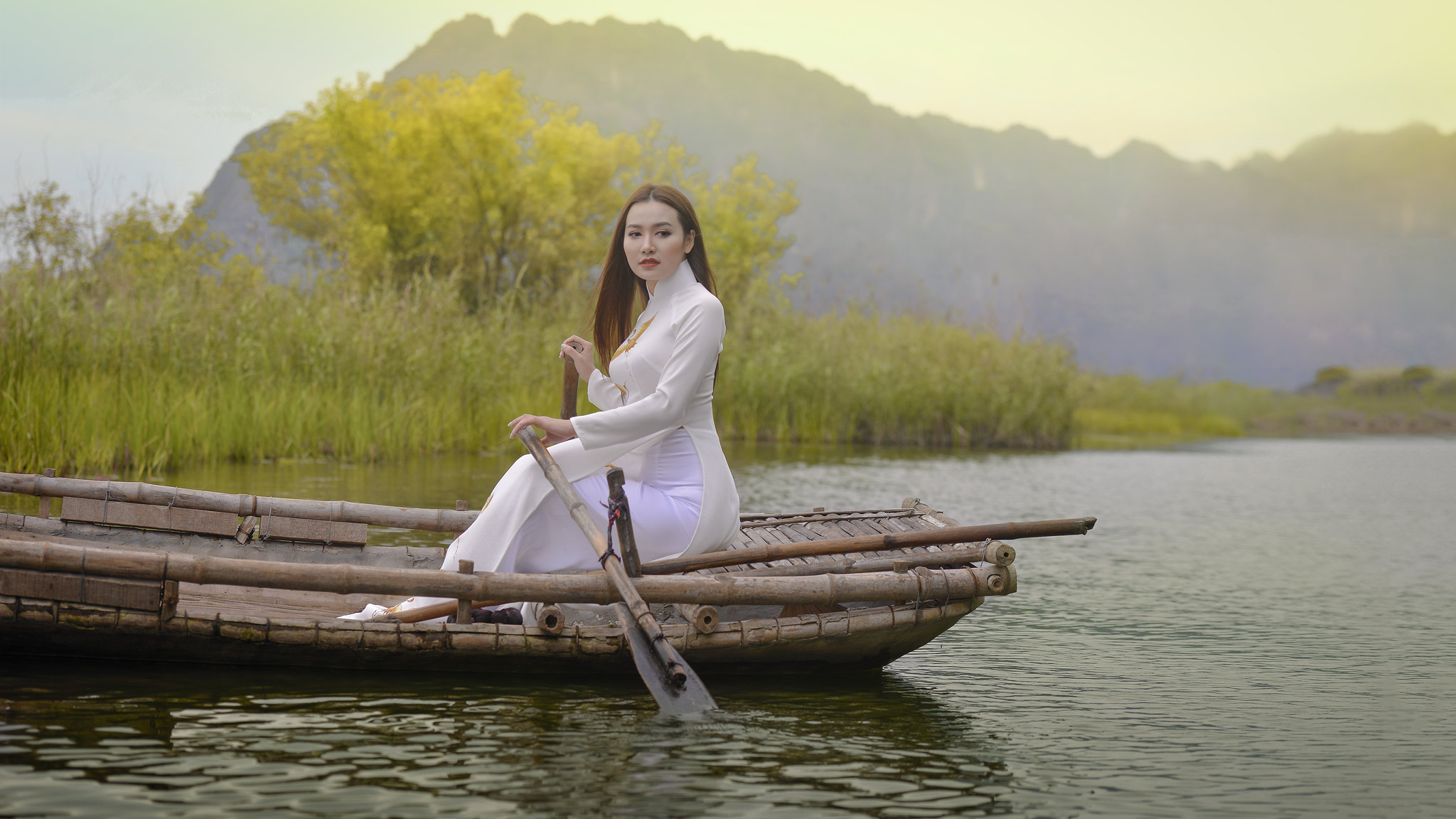 Áo dài trắng bên hồ thuần Việt [5OYOHV]