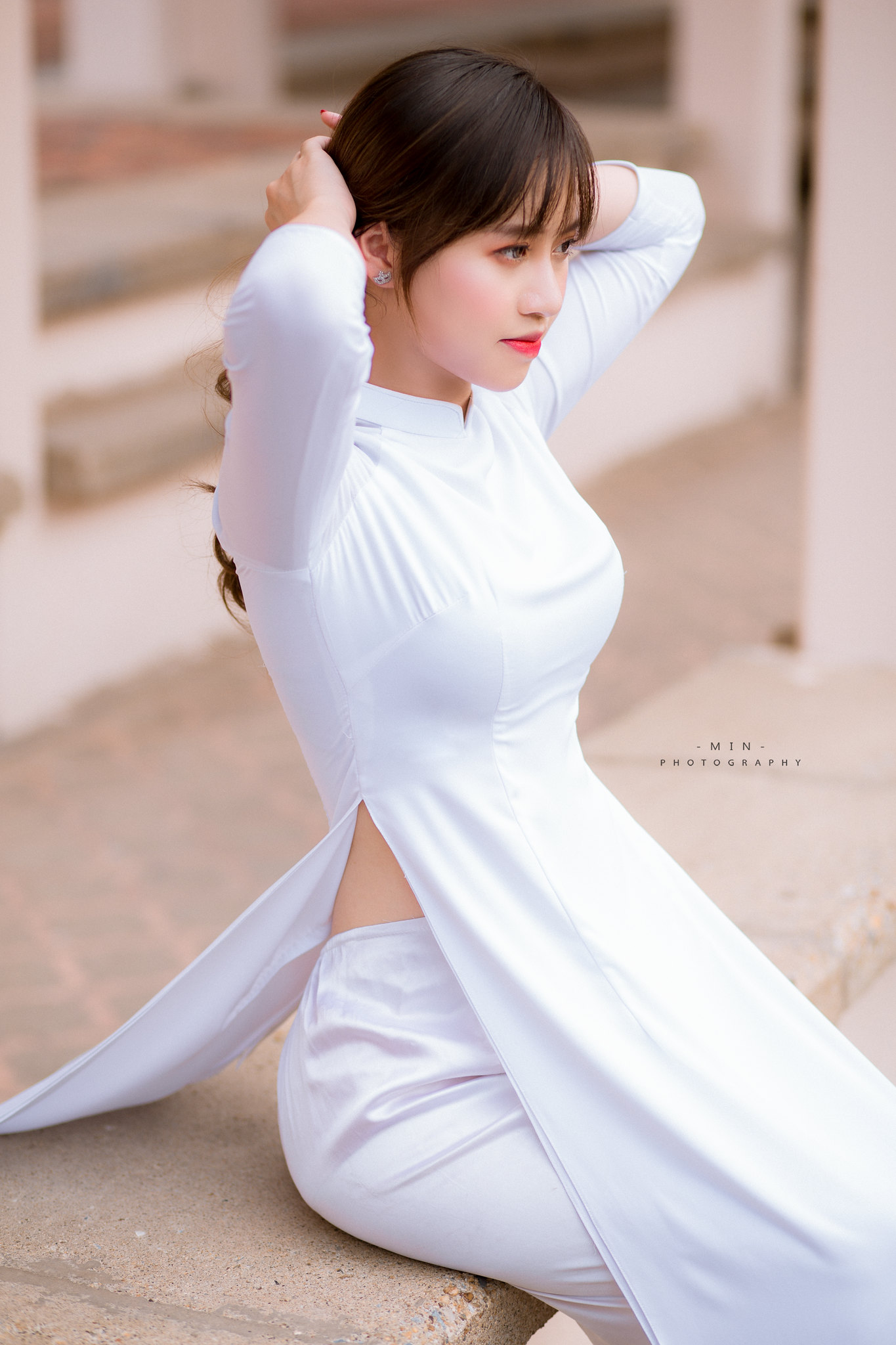 Áo dài trắng sang trọng [0OBZR8]