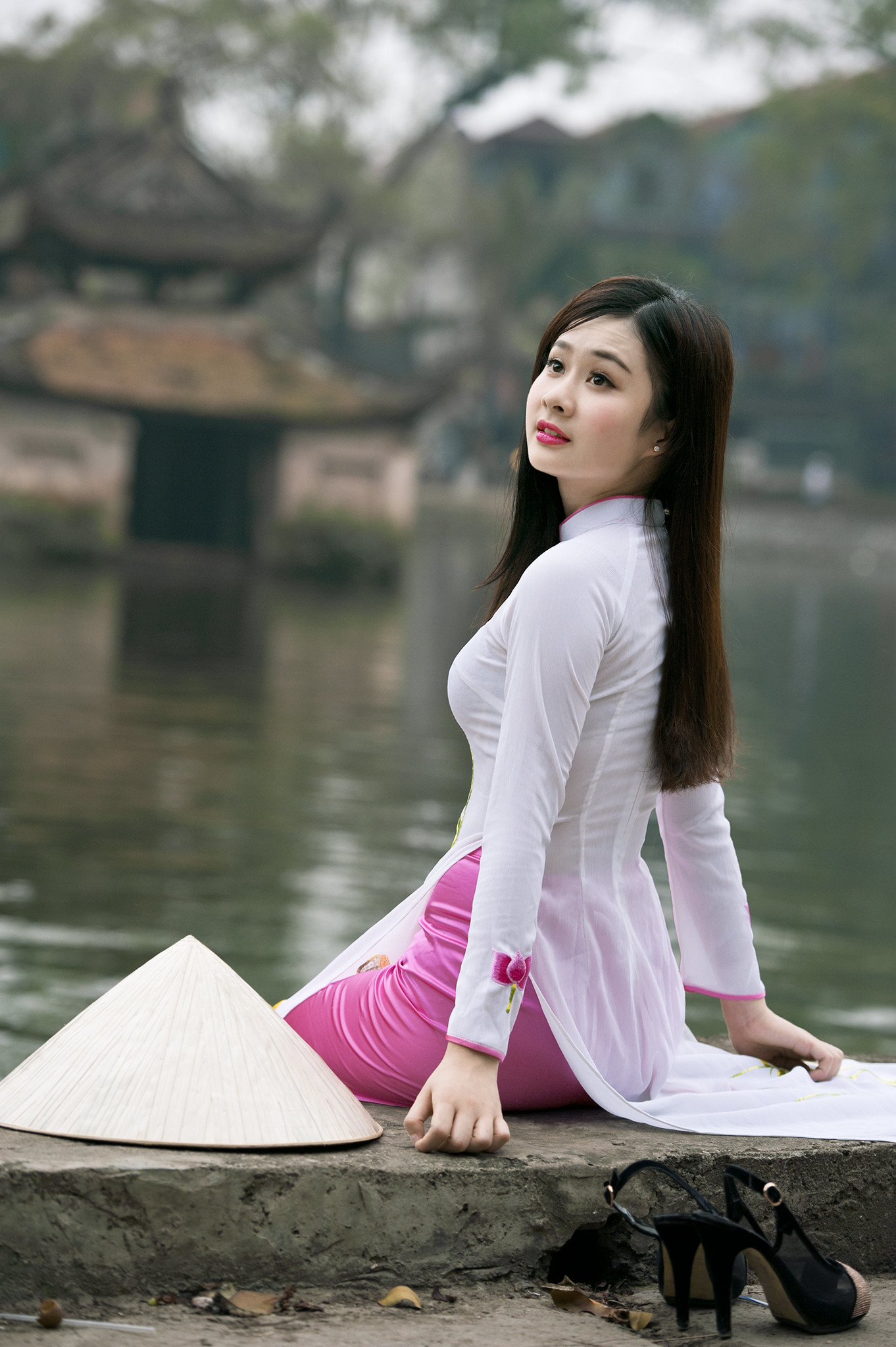 Cách tân áo dài trắng cổ điển [5YRZ7R]