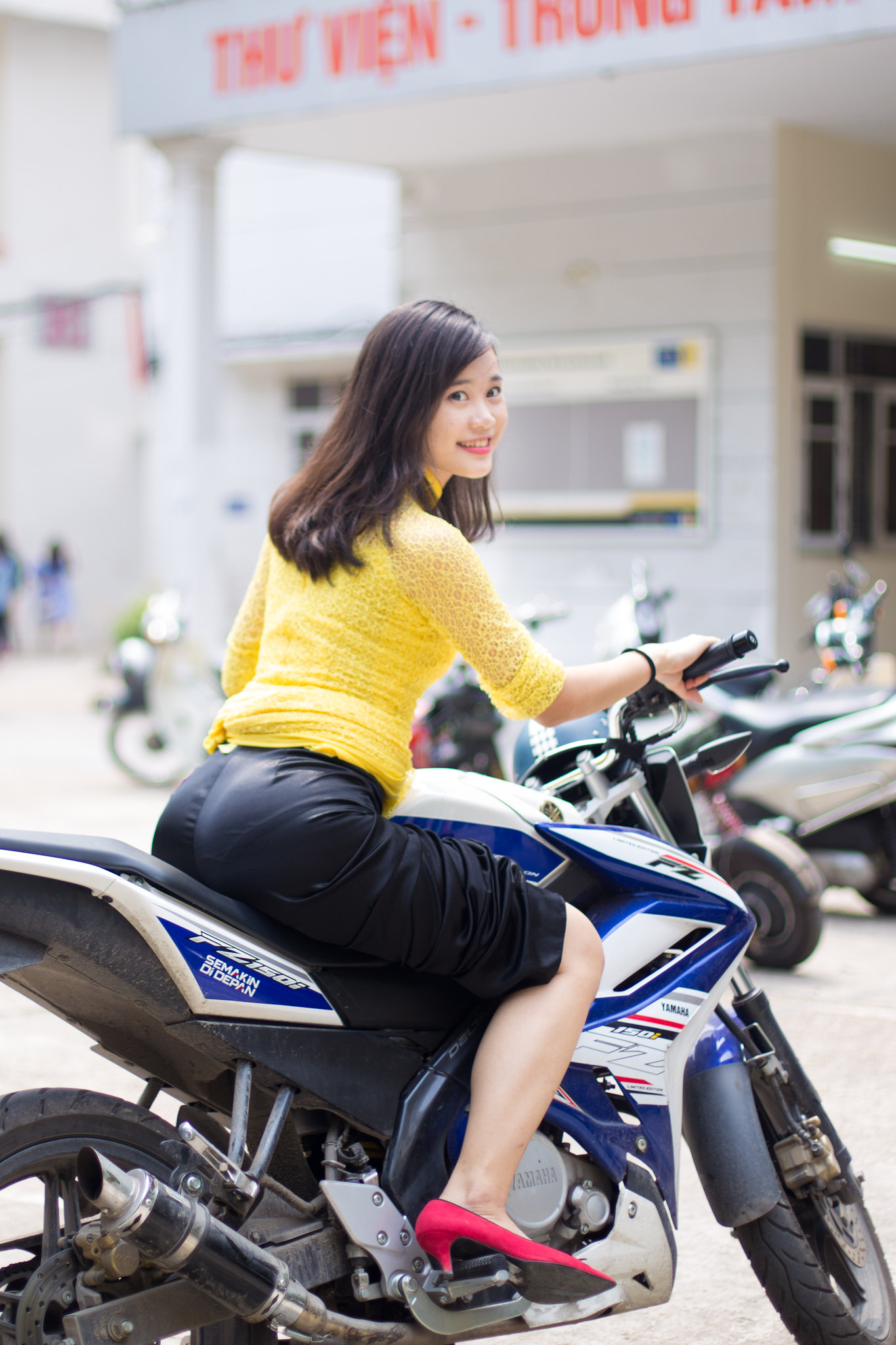 Áo dài vàng thanh tao áo dài vàng [PMLLE7]