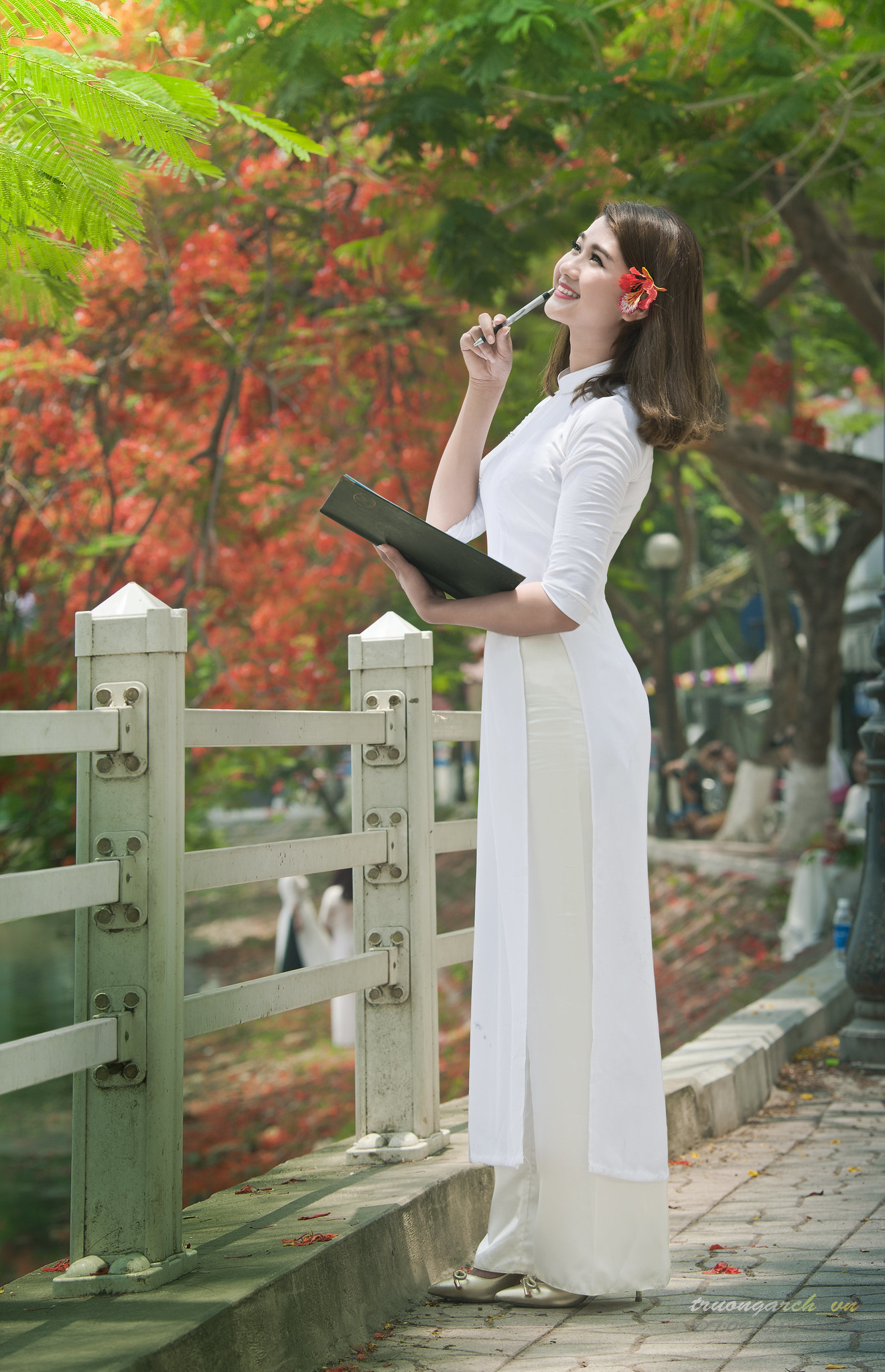 Loạt ảnh áo dài trắng cuốn hút [0OBFIT]