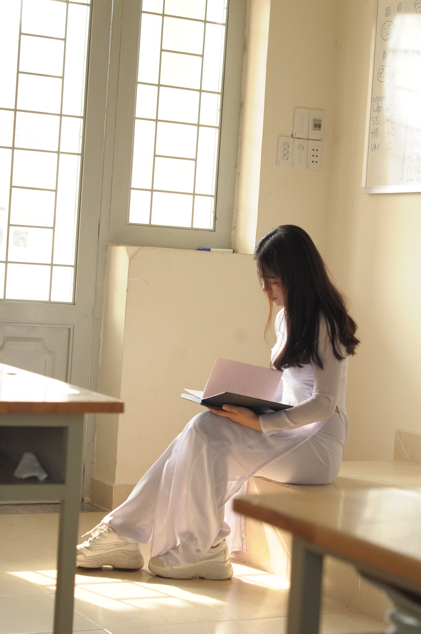 Áo dài trắng kiêu sa lớp học [GQJZSV]