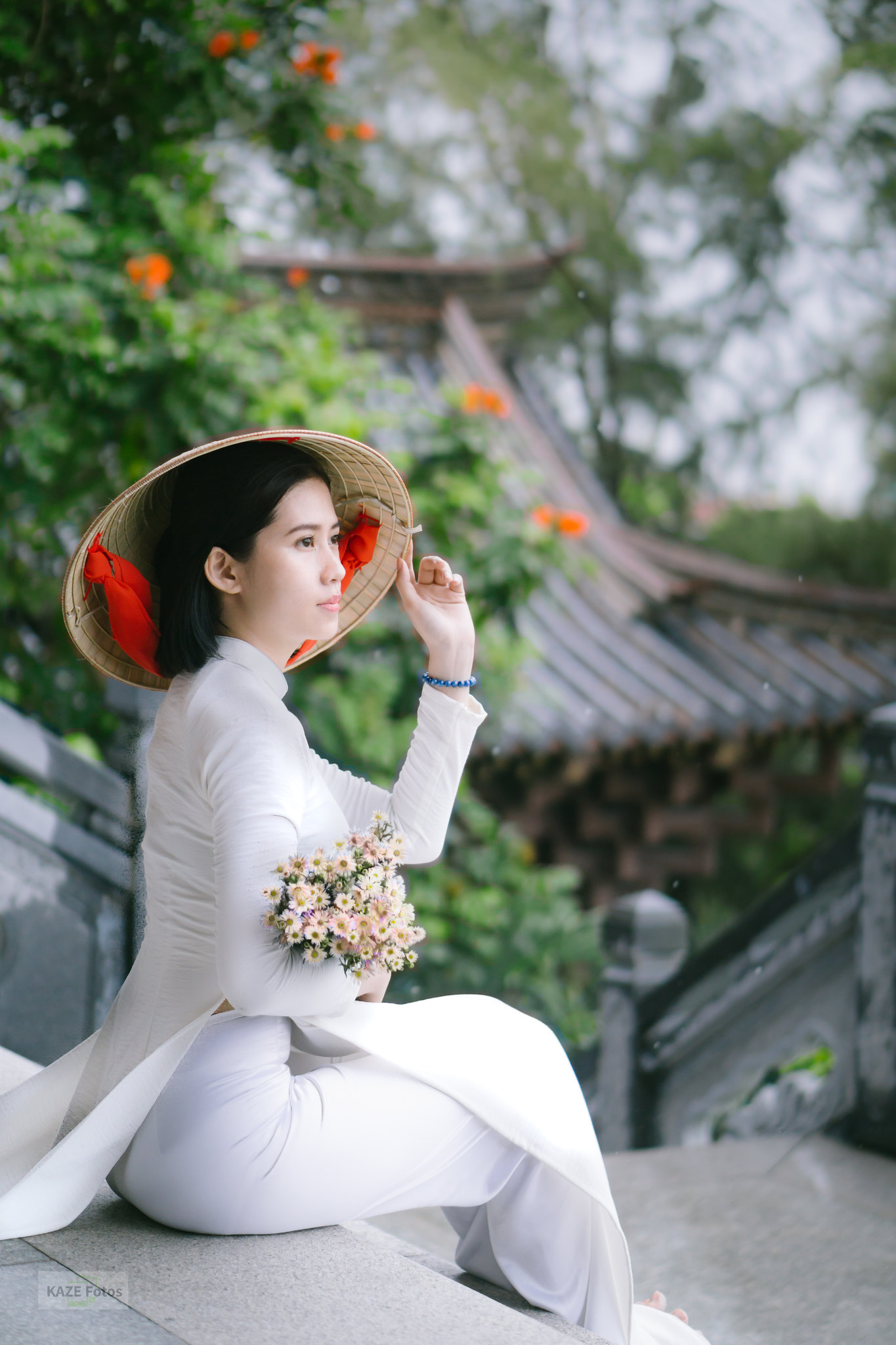 Áo dài trắng ảnh nền cổ điển [NKOJFS]