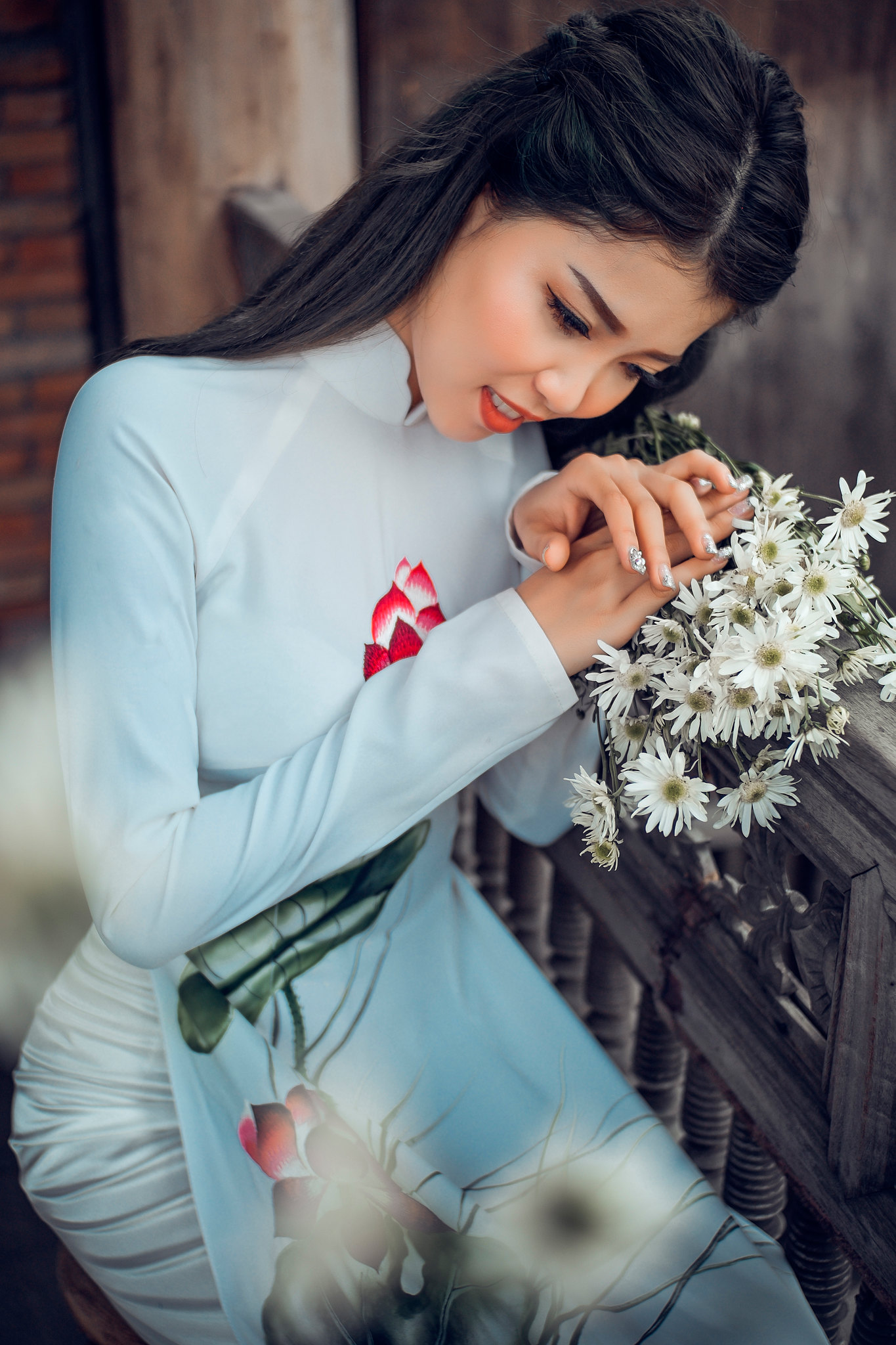 Gái xinh áo dài trắng thanh thoát hoa [GDHYLP]