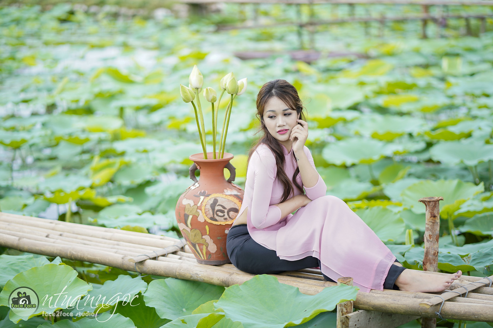Áo dài trắng hoa sen duyên dáng [EUWZUT]