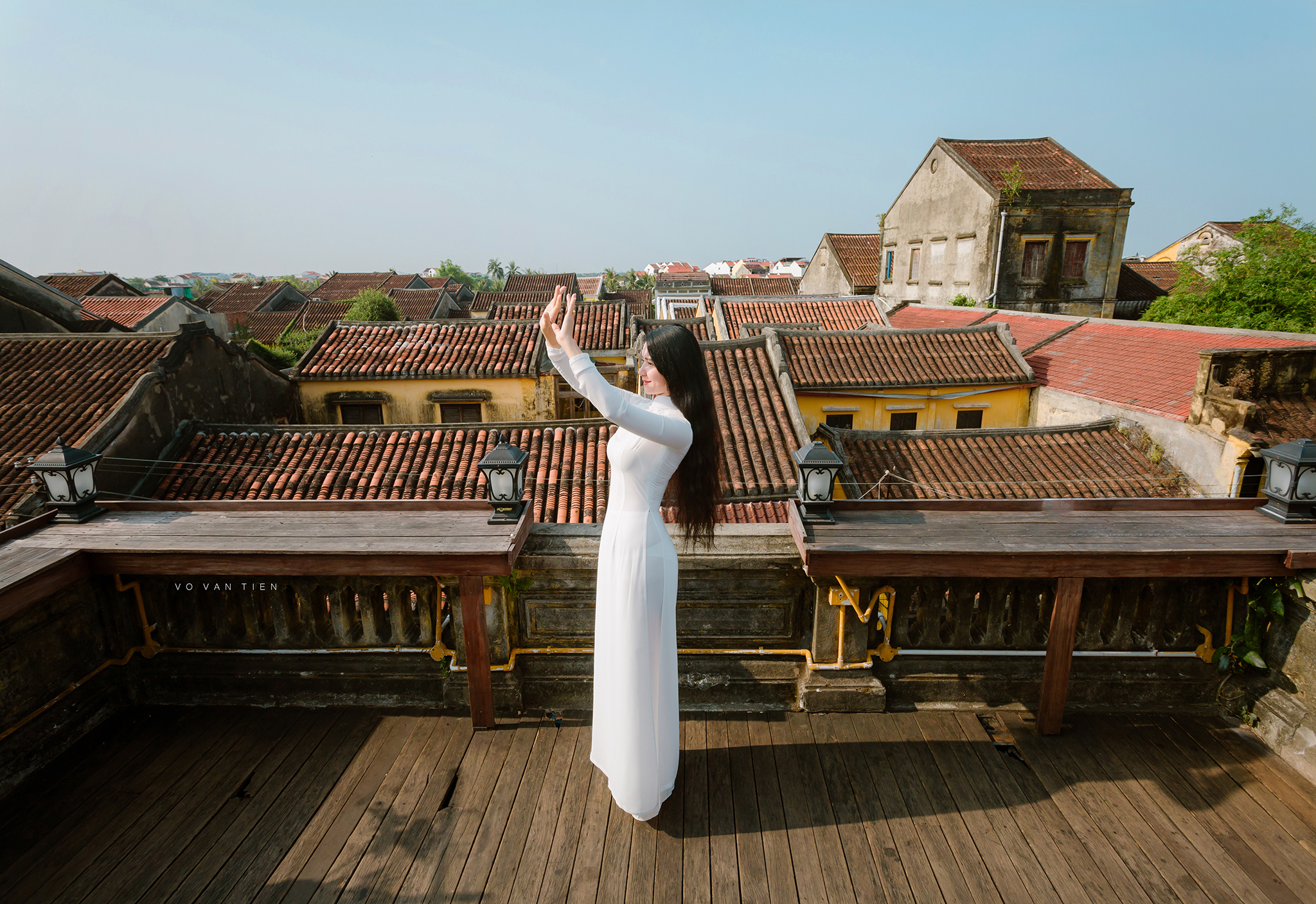 Áo dài trắng người đẹp cổ kính đậm chất Việt [7XJDRP]