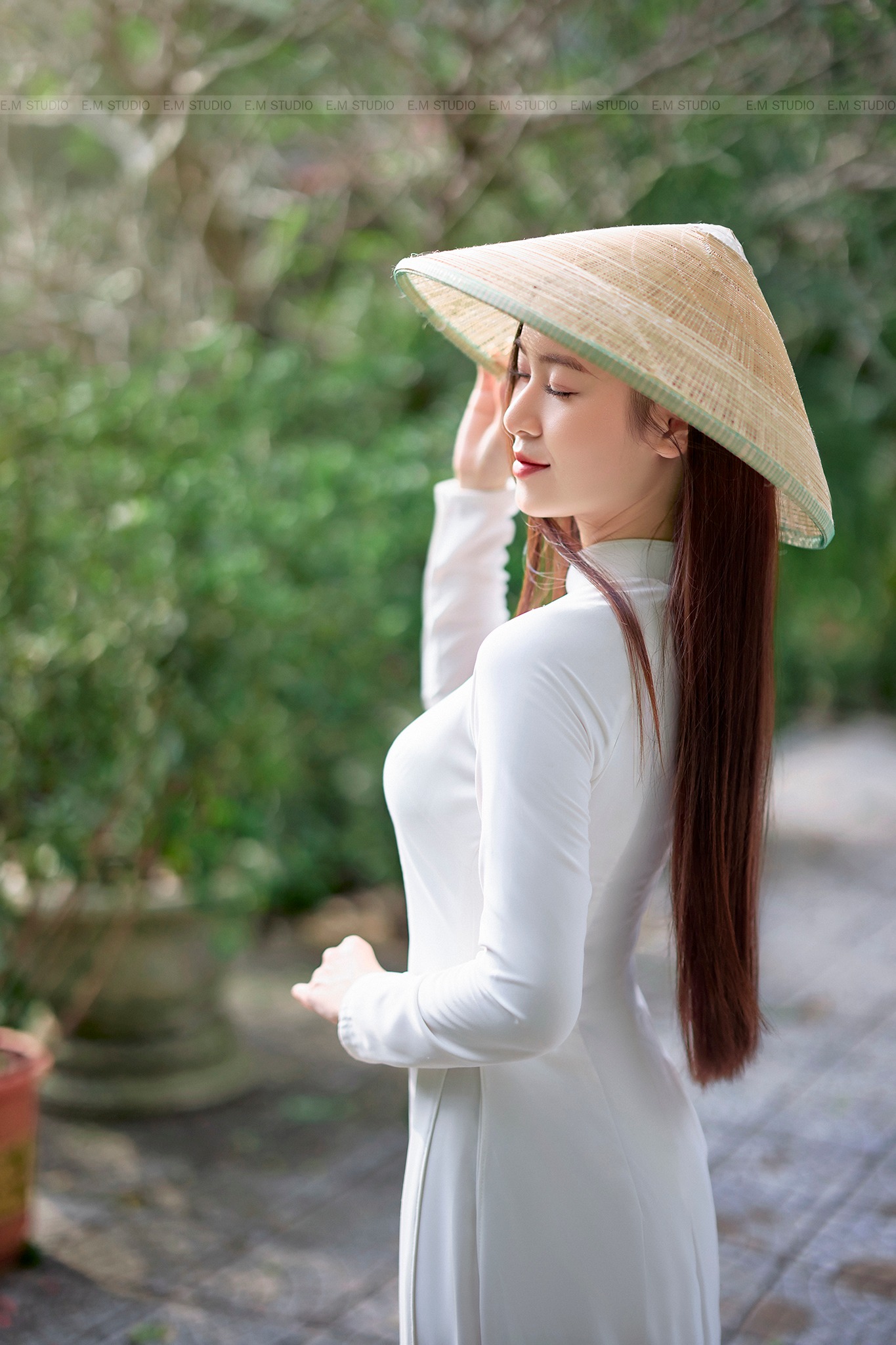 Áo dài trắng ảnh nón lá thanh tao [BCRBQV]