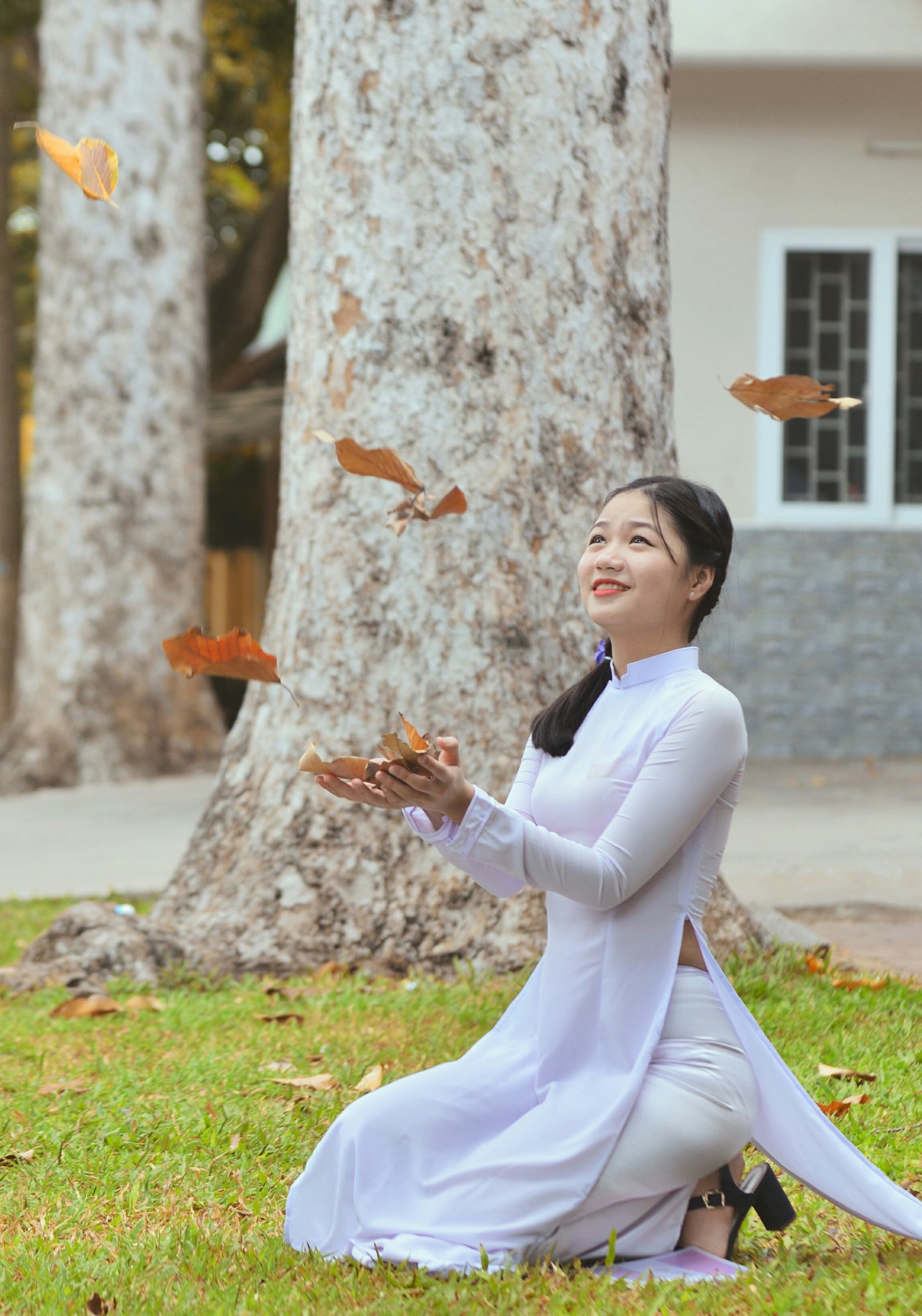 Áo dài trắng hoa e ấp [IQ9W8G]