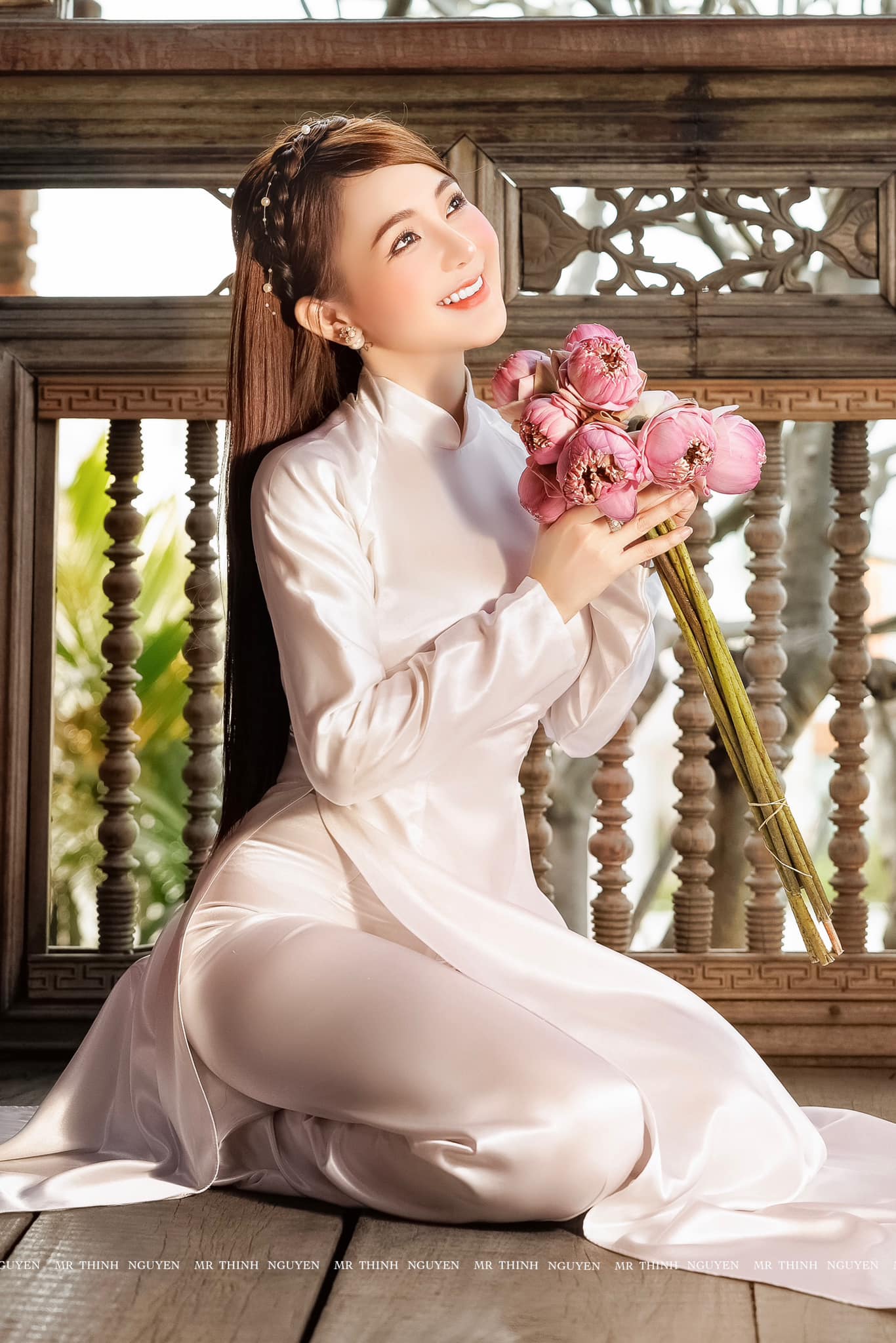Áo dài trắng vẻ đẹp hoa đậm chất Việt [UHQIO4]