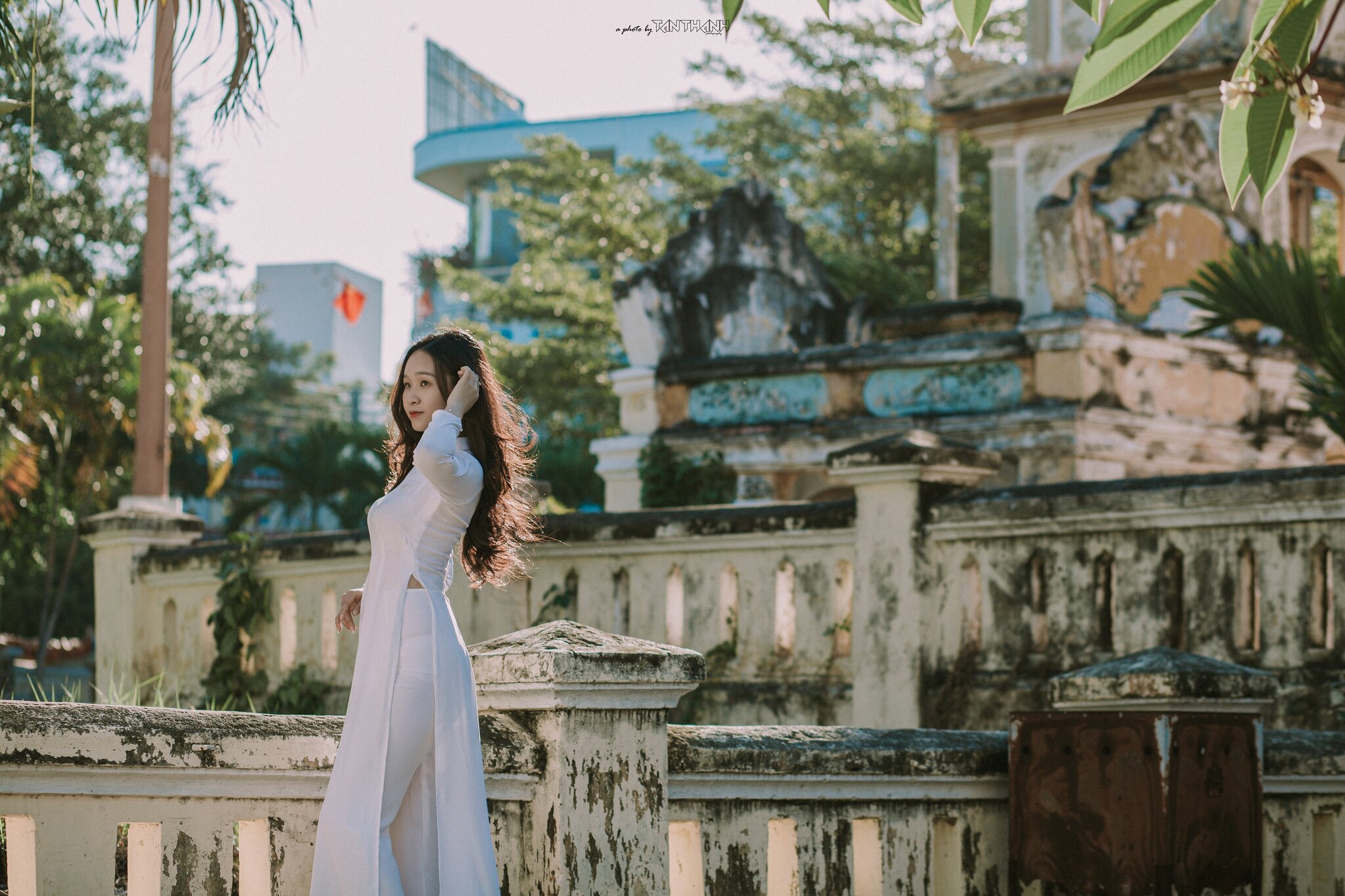 Rửa mắt với ảnh áo dài trắng nền nã cổ kính [UWMMV7]