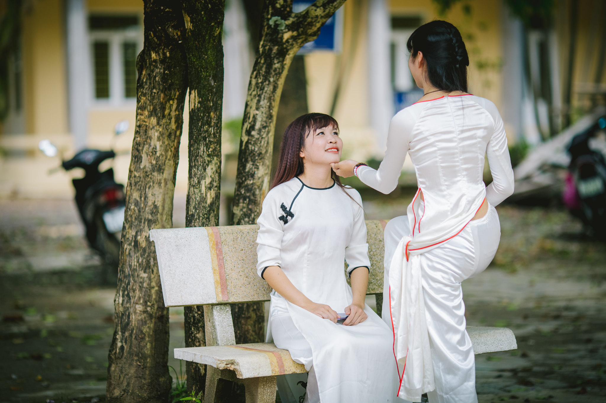 Áo dài trắng ghế đá truyền thống [B9KZYW]