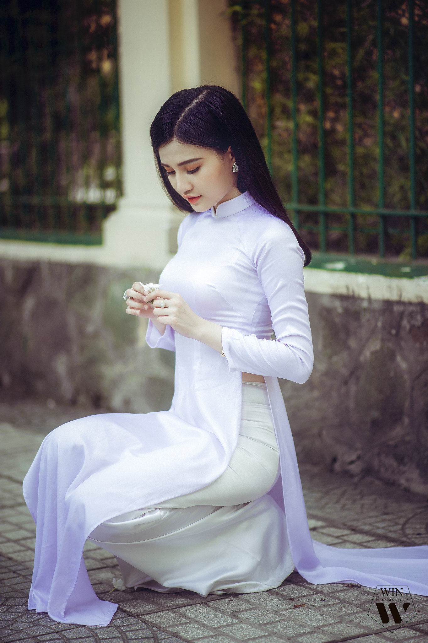 Áo dài trắng tinh tế ngồi dáng điệu đà [HJIA06]