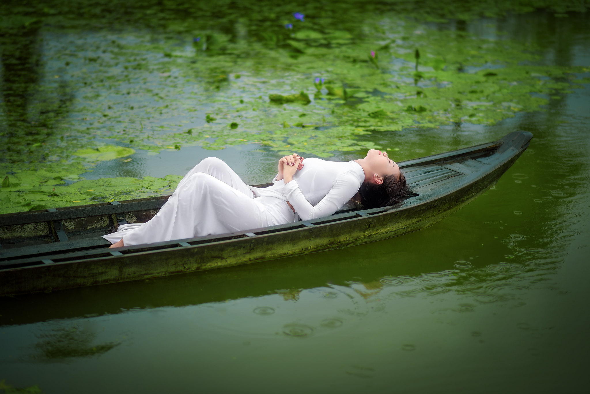 Áo dài trắng nằm thướt tha [GRFVVJ]