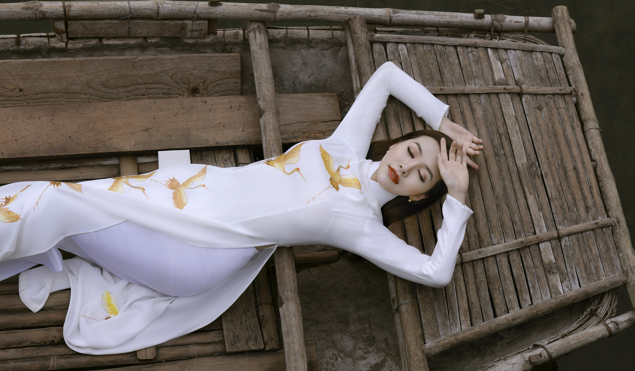 Áo dài trắng mong manh nằm [B0RNDM]