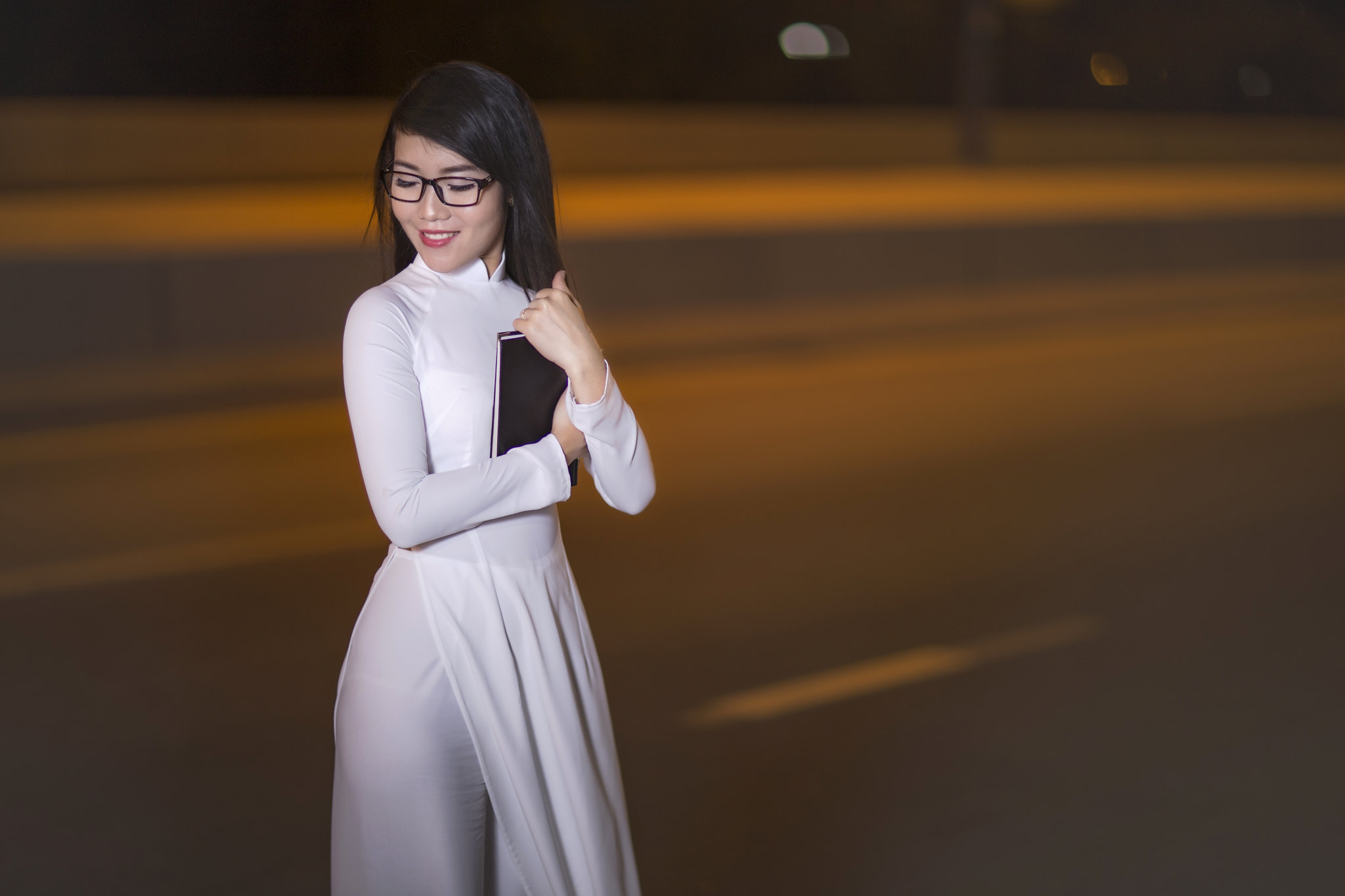 Áo dài trắng cổ điển mắt kính [YE4WHN]