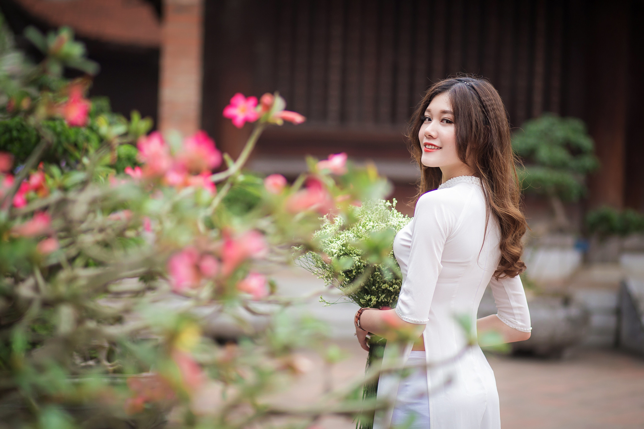Hình nền áo dài trắng hài hòa [QTON0J]