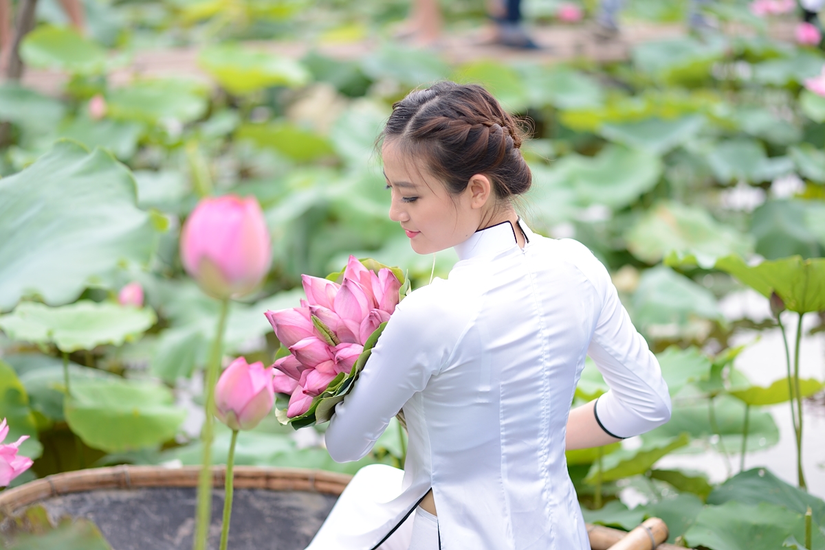 Áo dài trắng hoa sen thanh tao [QUSBK4]