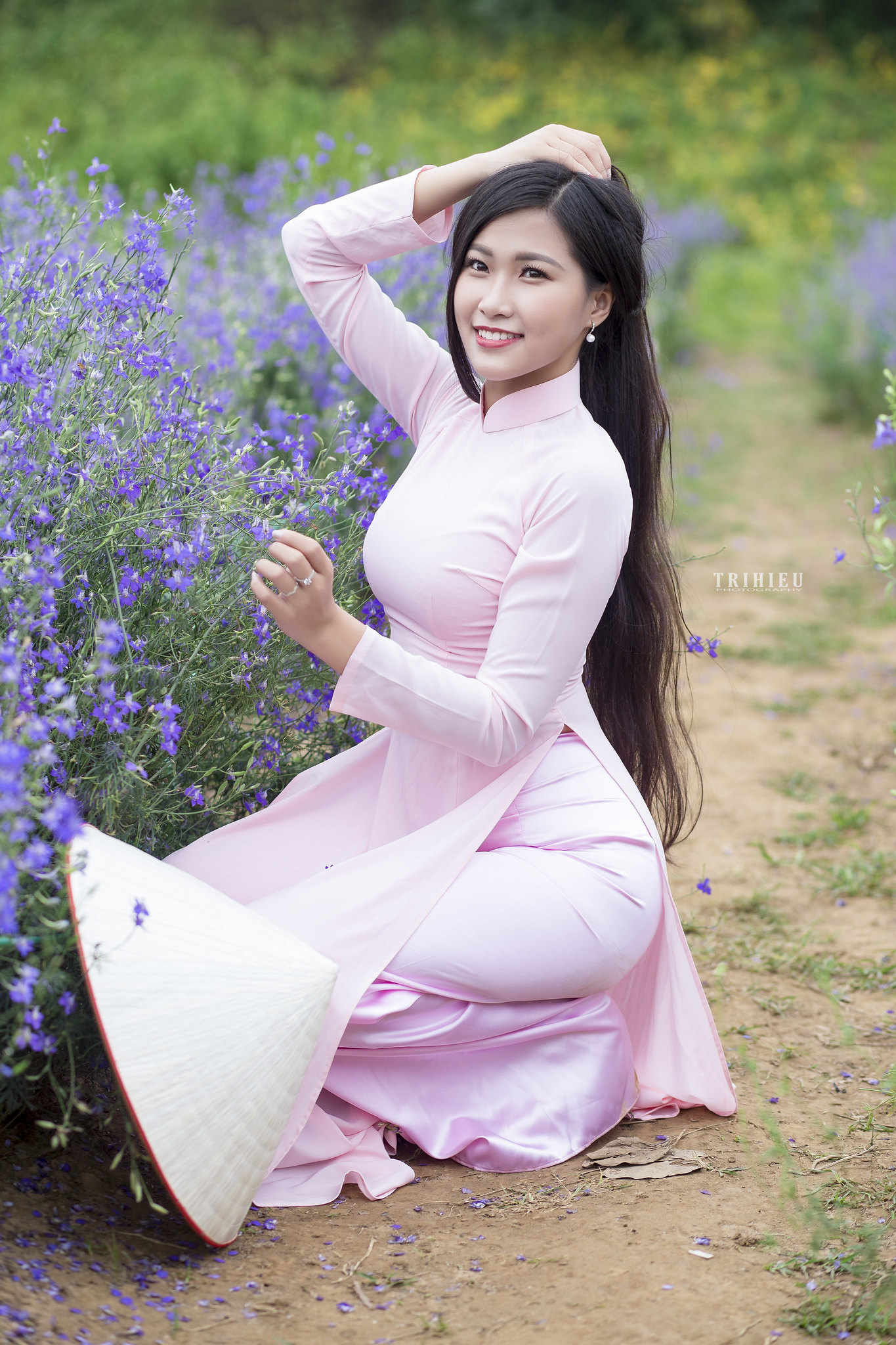 Áo dài hồng ảnh nền hoa mong manh [E6YPJJ]
