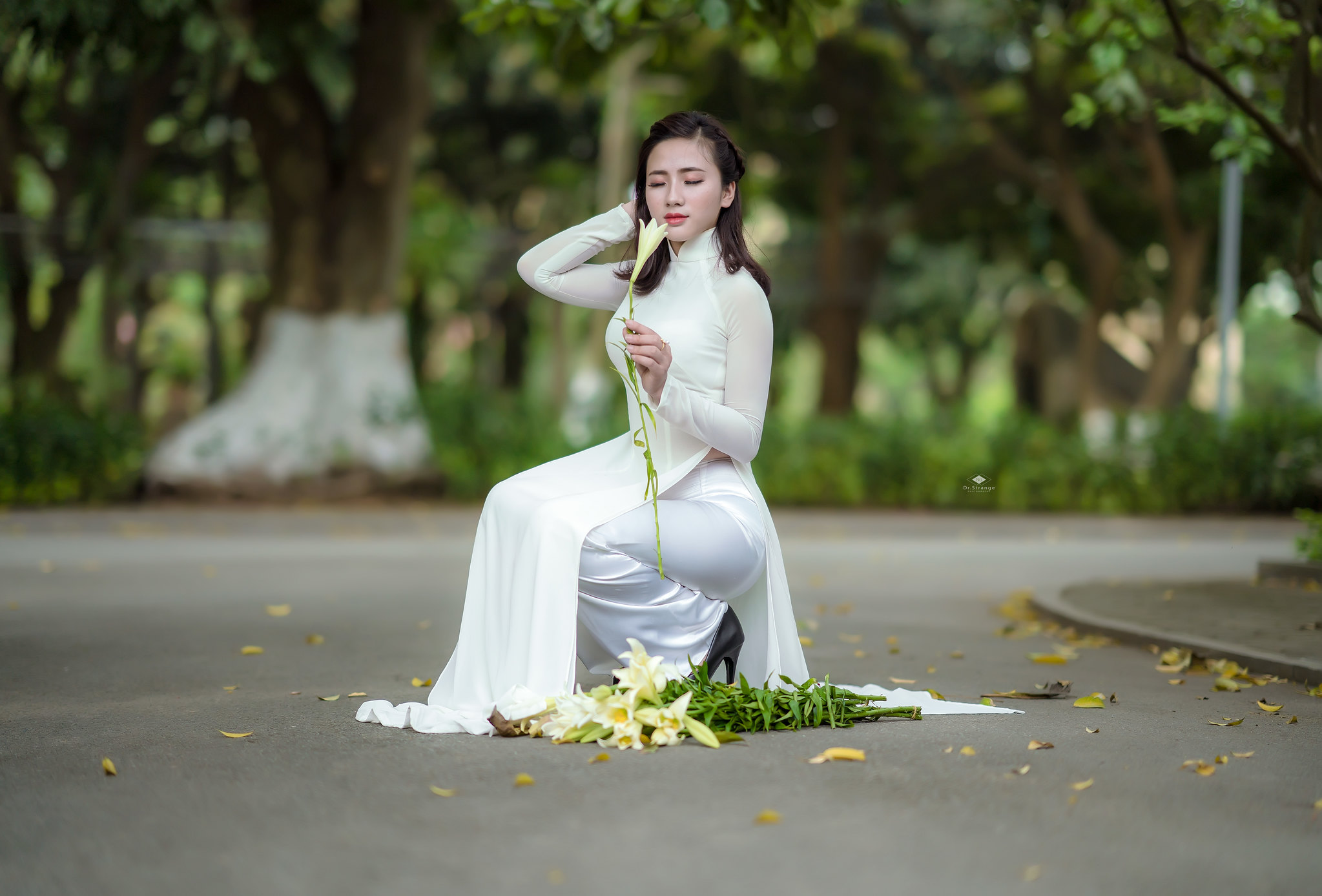 Nổi bật áo dài trắng ngồi dáng điệu đà [XPFEC9]