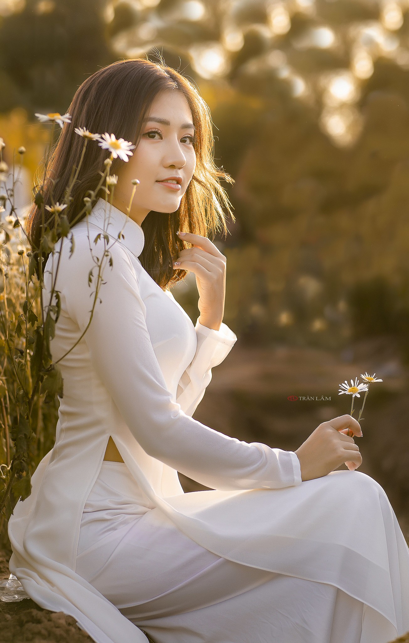 Áo dài trắng mong manh [VGMFHE]