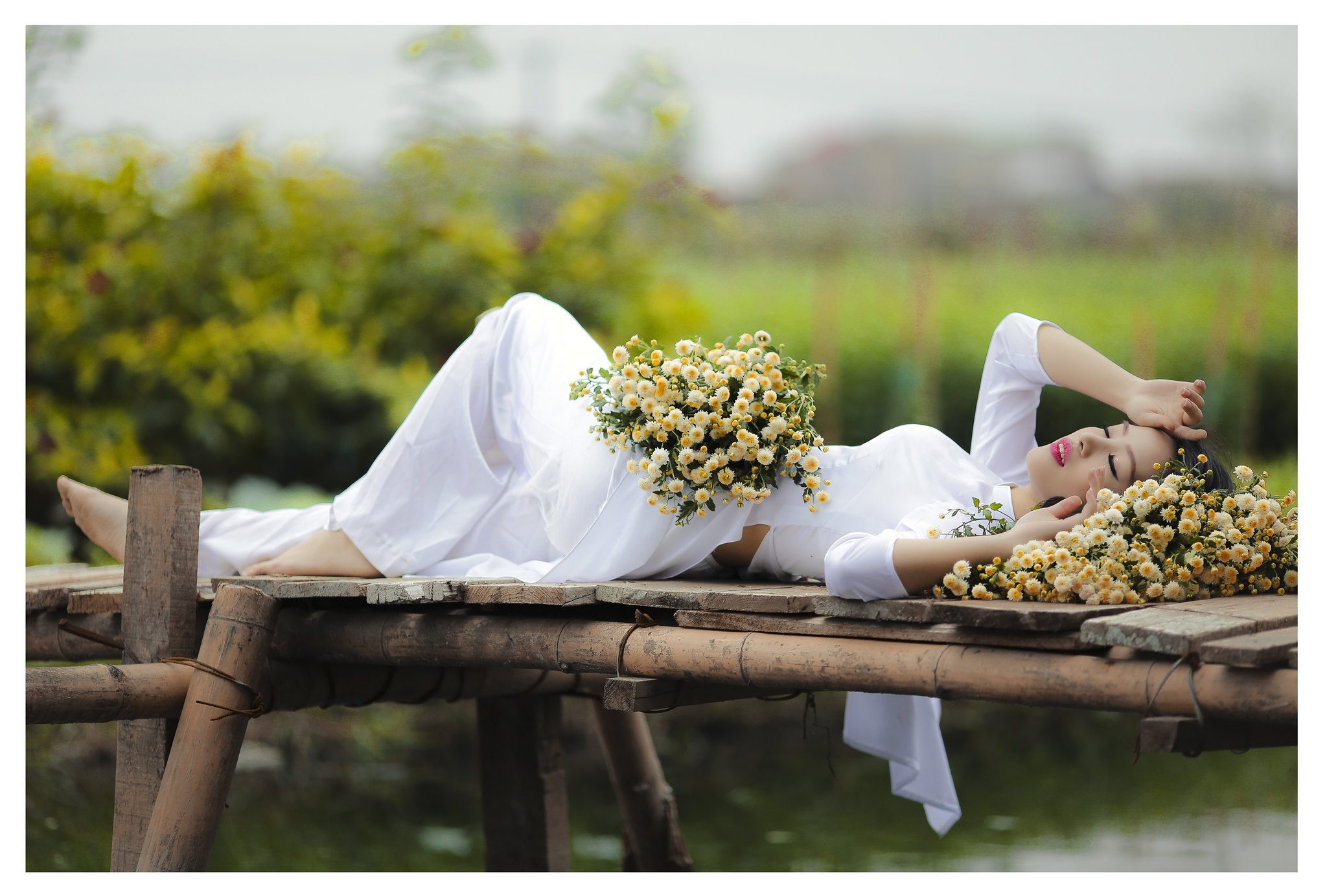 Áo dài trắng loạt ảnh nằm ấn tượng [ARAE8A]