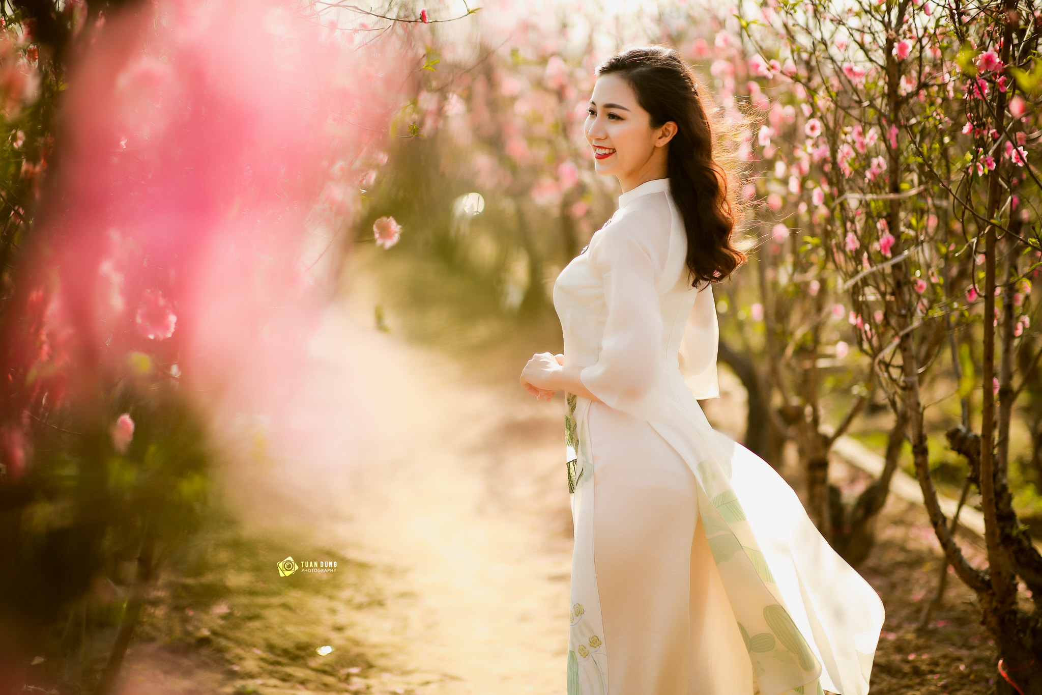 Áo dài trắng hoa đào duyên thầm [KHVEM4]