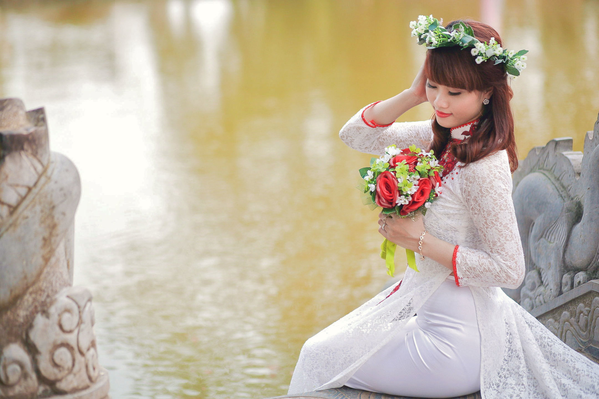 Trang nhã áo dài trắng ngồi dáng điệu đà [3YQ2HU]