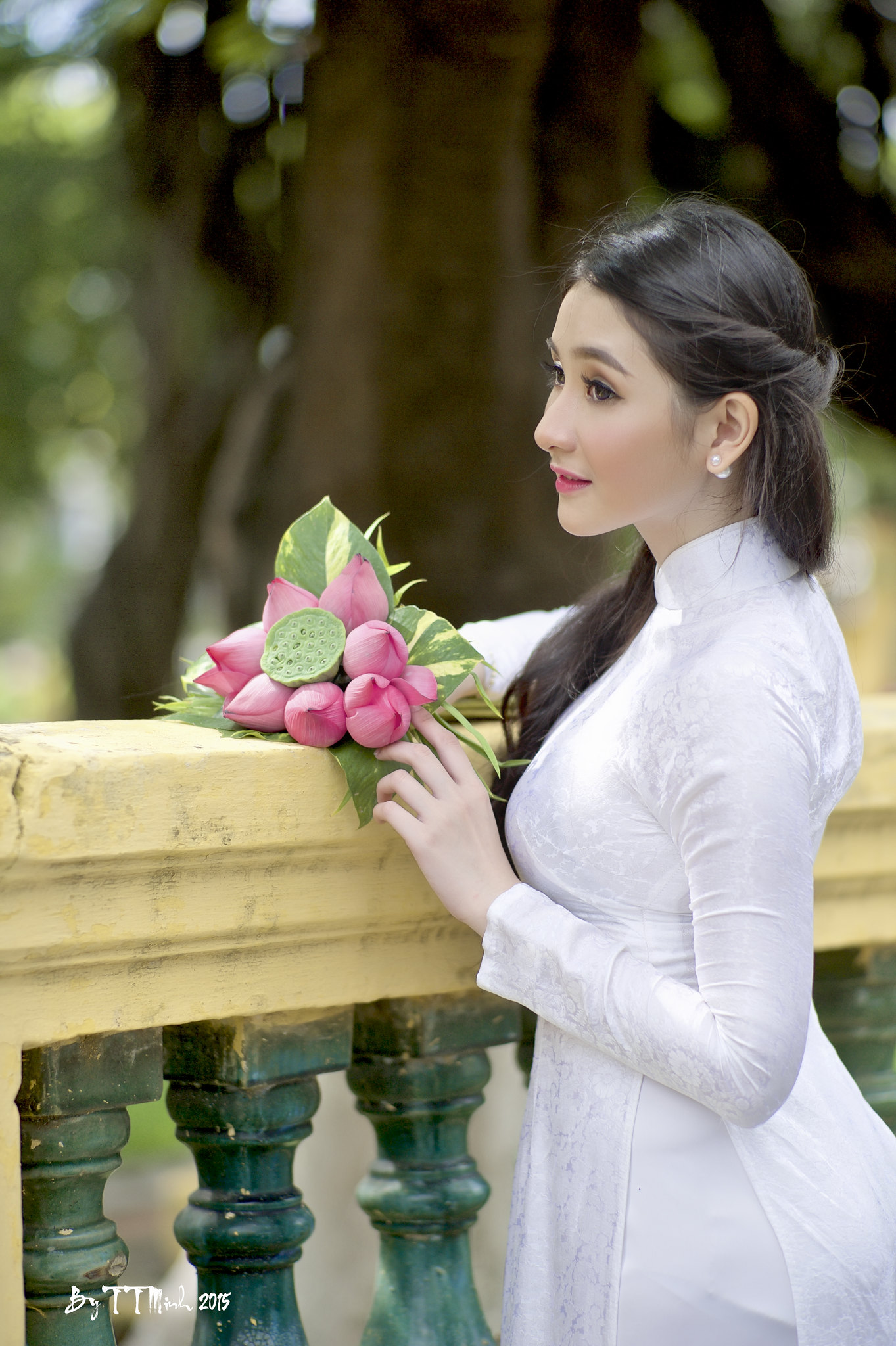Áo dài trắng tinh tế hoa sen [5BPIL7]