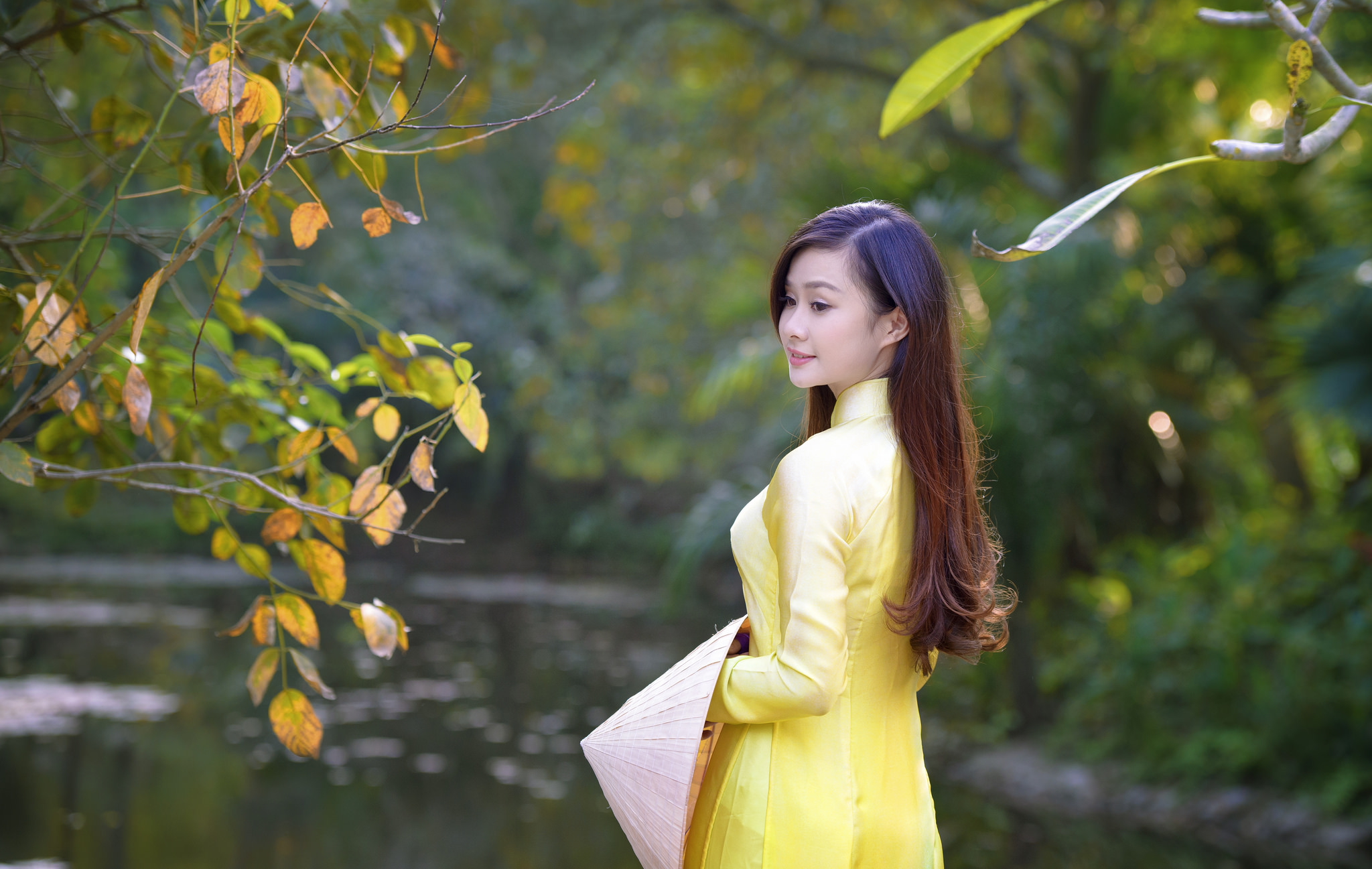 Áo dài vàng e ấp nón lá [OR5RWG]