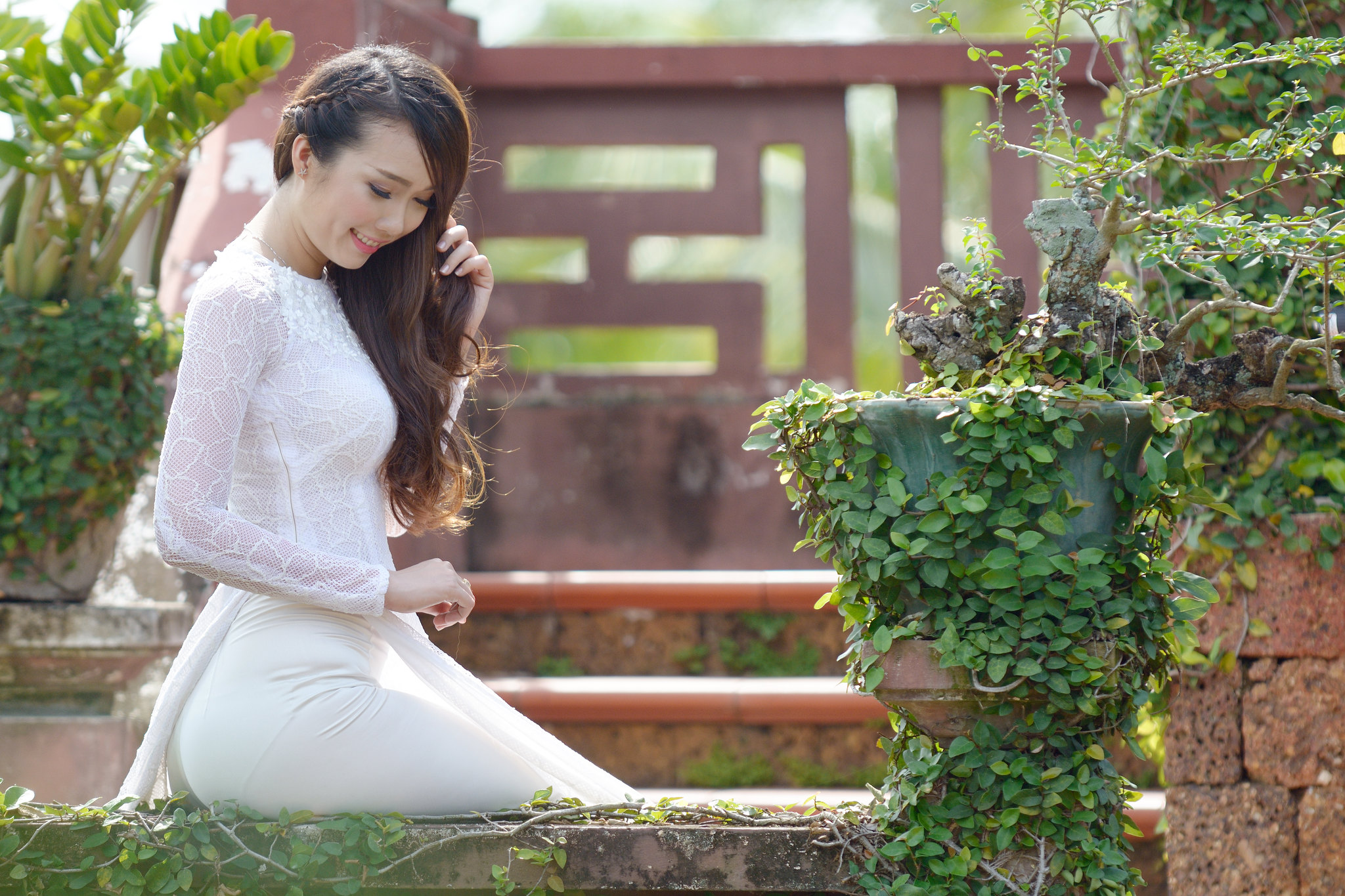 Hình nền áo dài trắng nhẹ nhàng ngồi dáng điệu đà [AAZLAX]