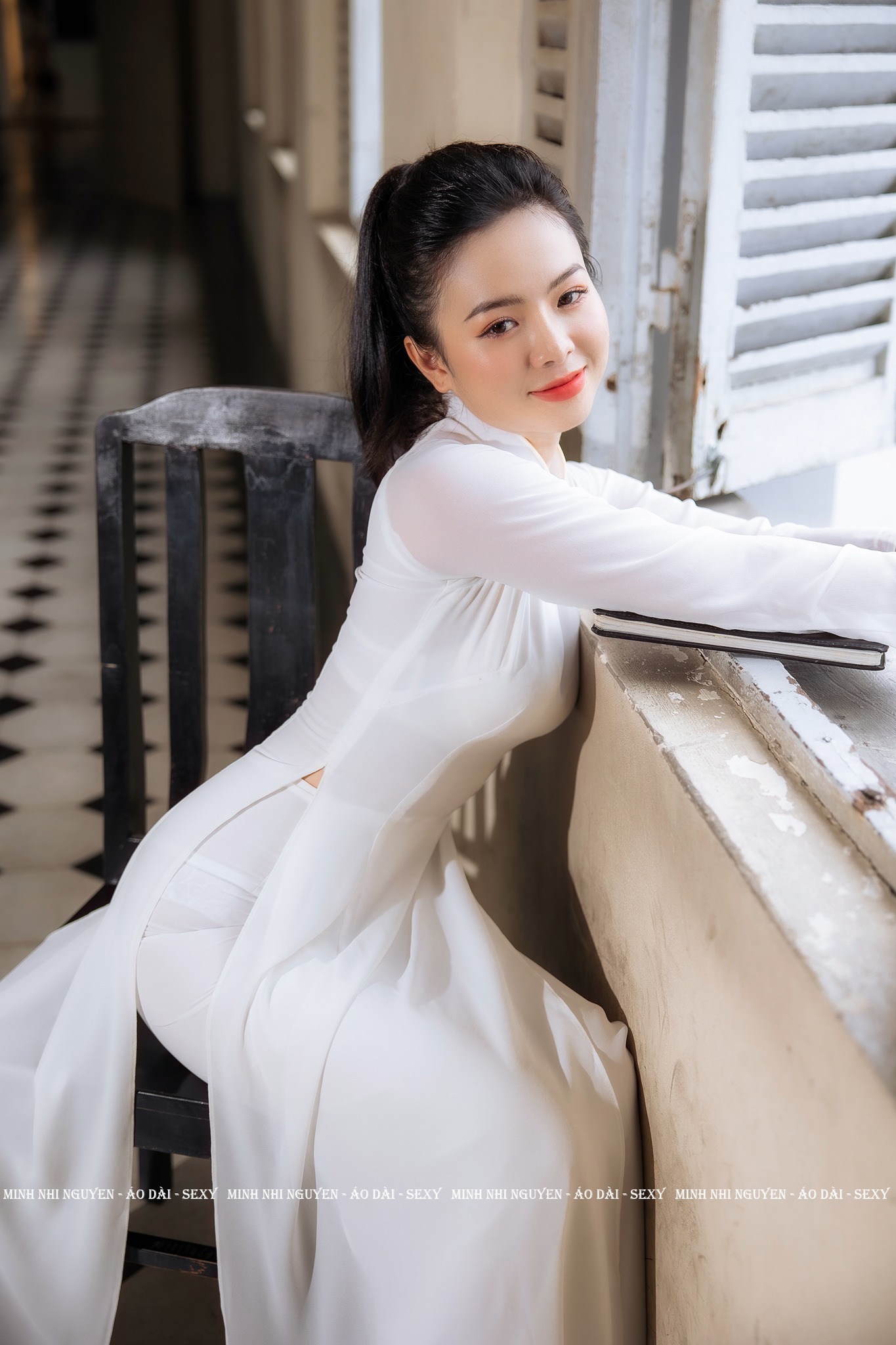 Áo dài trắng rửa mắt với ảnh ngồi dáng điệu đà rạng rỡ [UGRDFP]