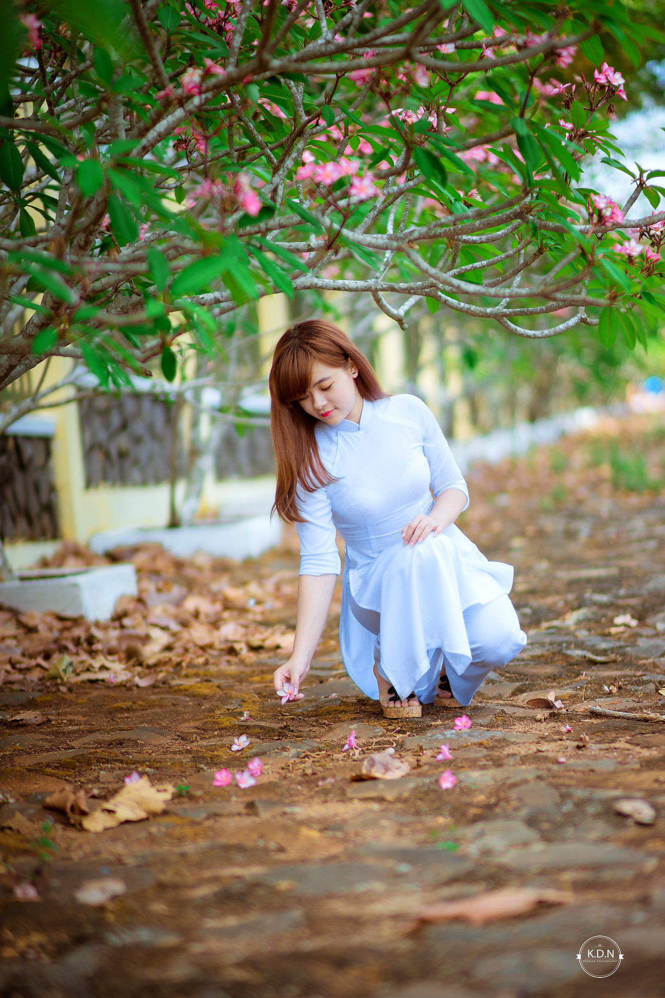 Áo dài trắng hoa ấn tượng [REHBF6]