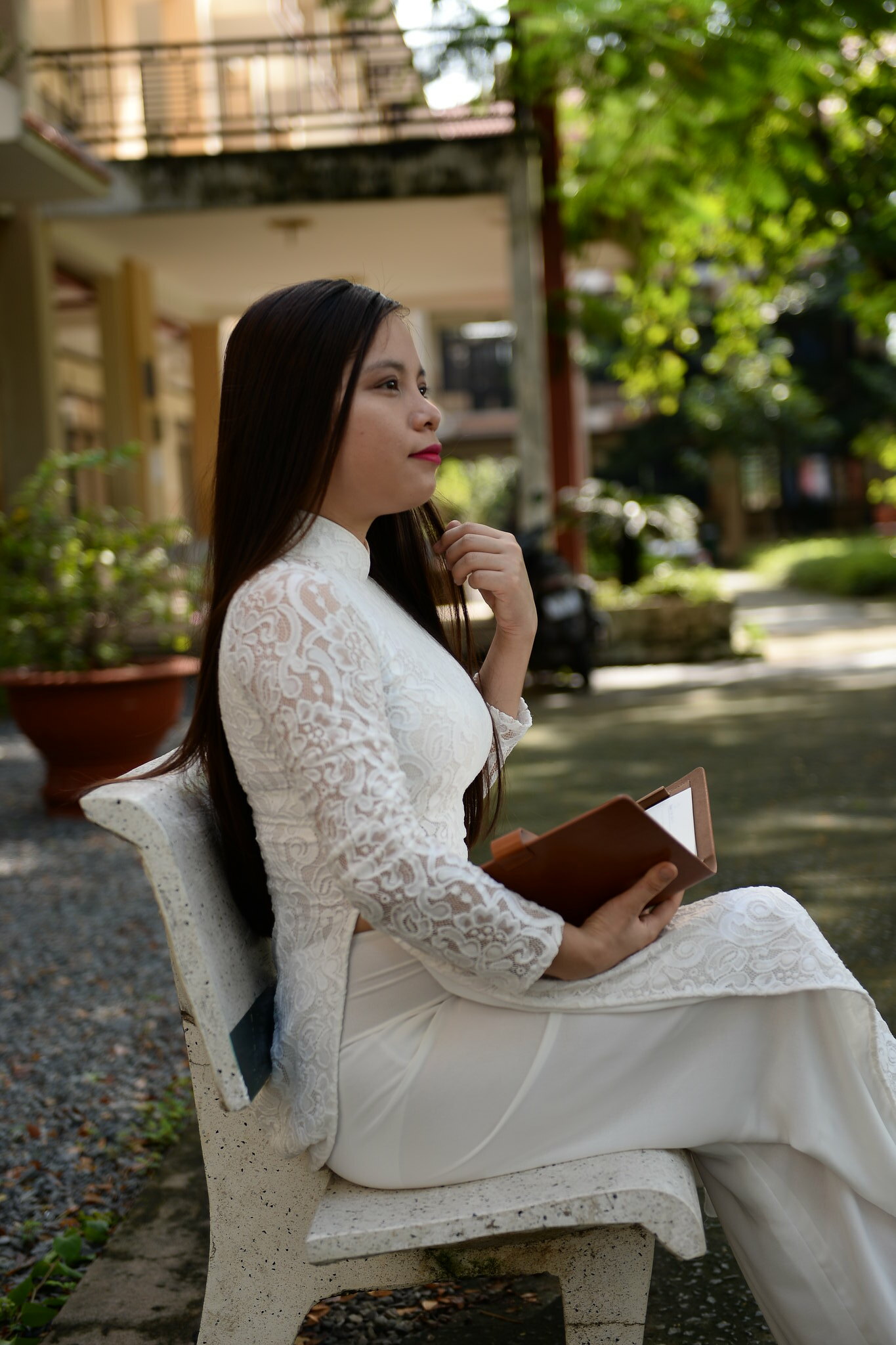 Áo dài trắng trang nhã ghế đá [IMOQ7X]