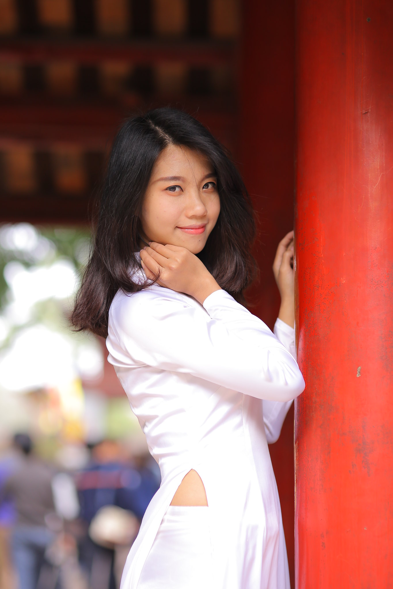 Áo dài trắng cách tân lễ chùa nổi bật [Z7BSZI]