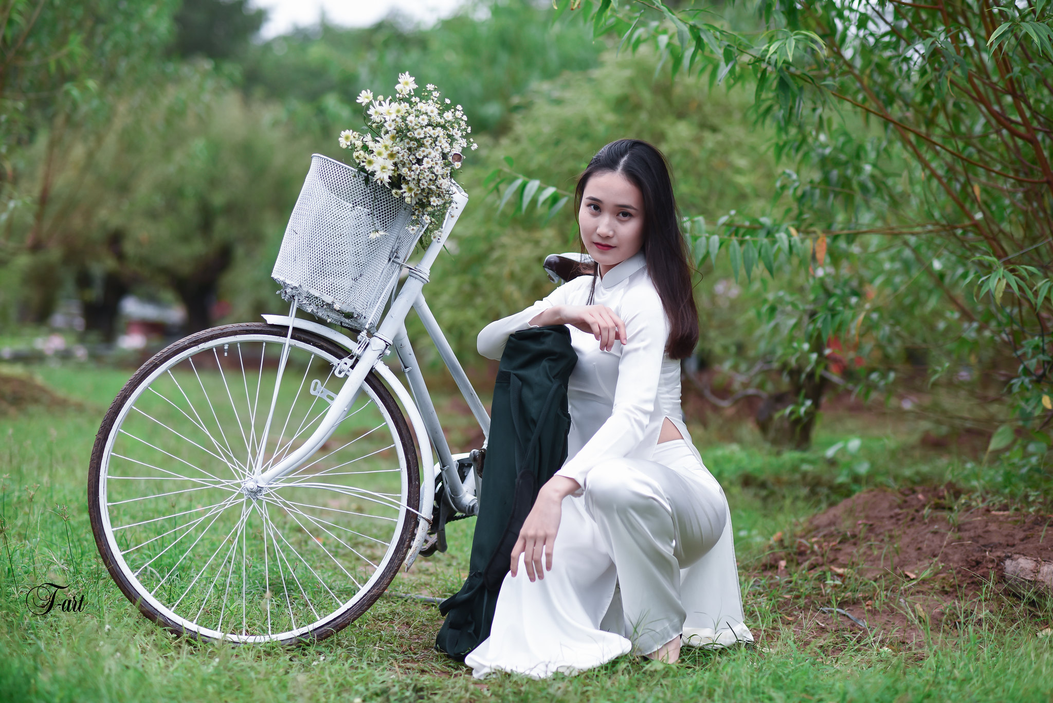 Truyền thống áo dài trắng quý phái xe đạp [LEWMEM]