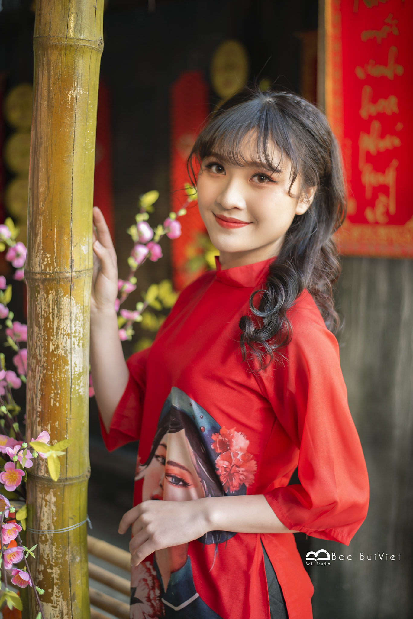 E ấp áo dài đỏ áo dài đỏ [EBFPVJ]