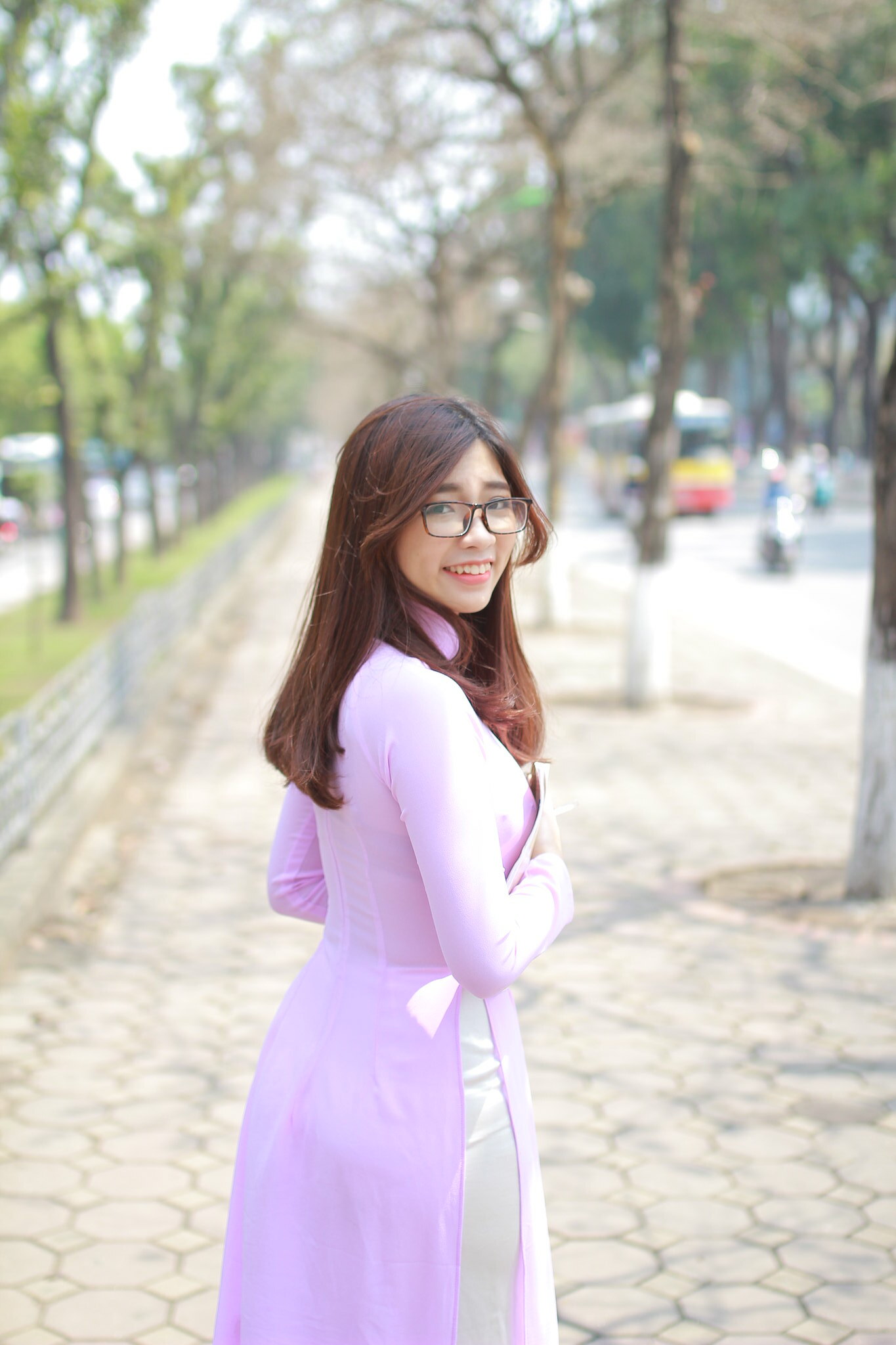 Áo dài hồng thiếu nữ mắt kính tinh tế [G4WSCZ]