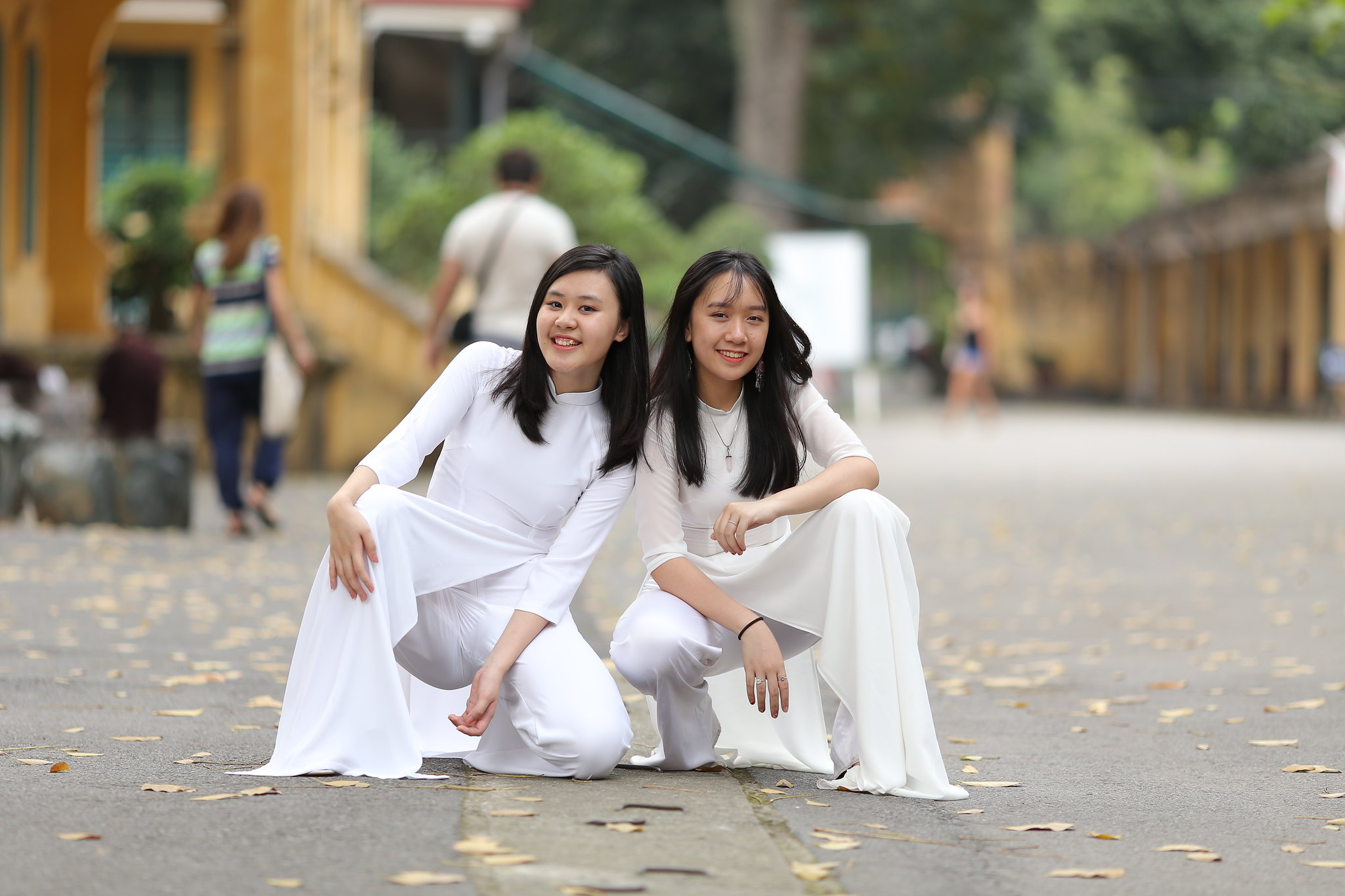 Áo dài trắng chị chị em em mong manh [ZWCMUJ]