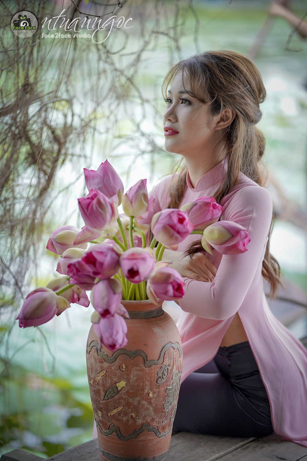 Áo dài trắng hút hồn hoa sen [7BNP5Q]