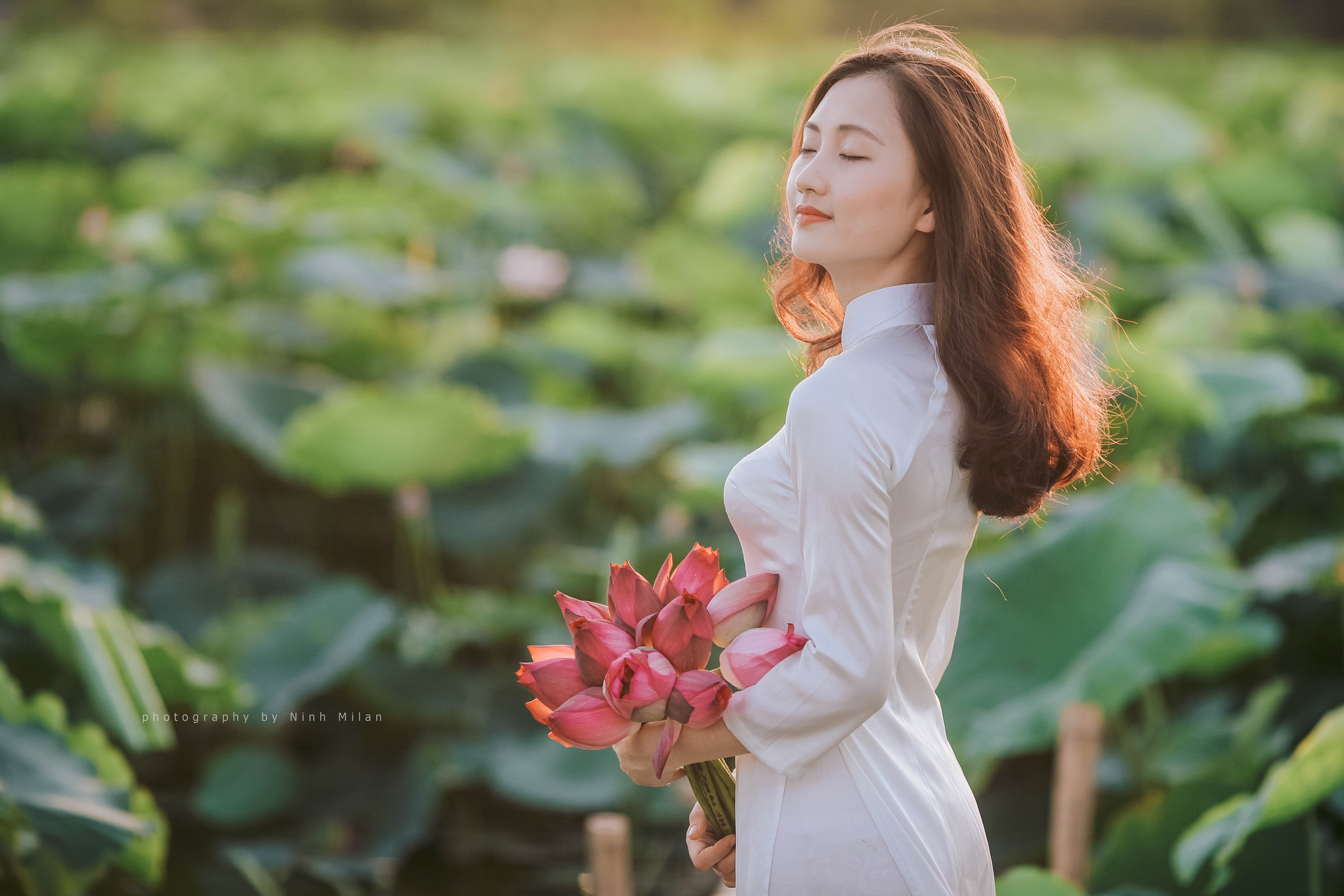 Áo dài trắng đằm thắm hoa sen [APYEPQ]