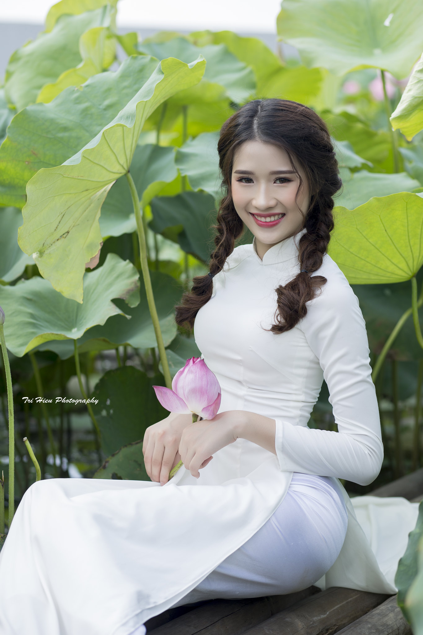 Áo dài trắng hút hồn hoa sen [KALKBC]