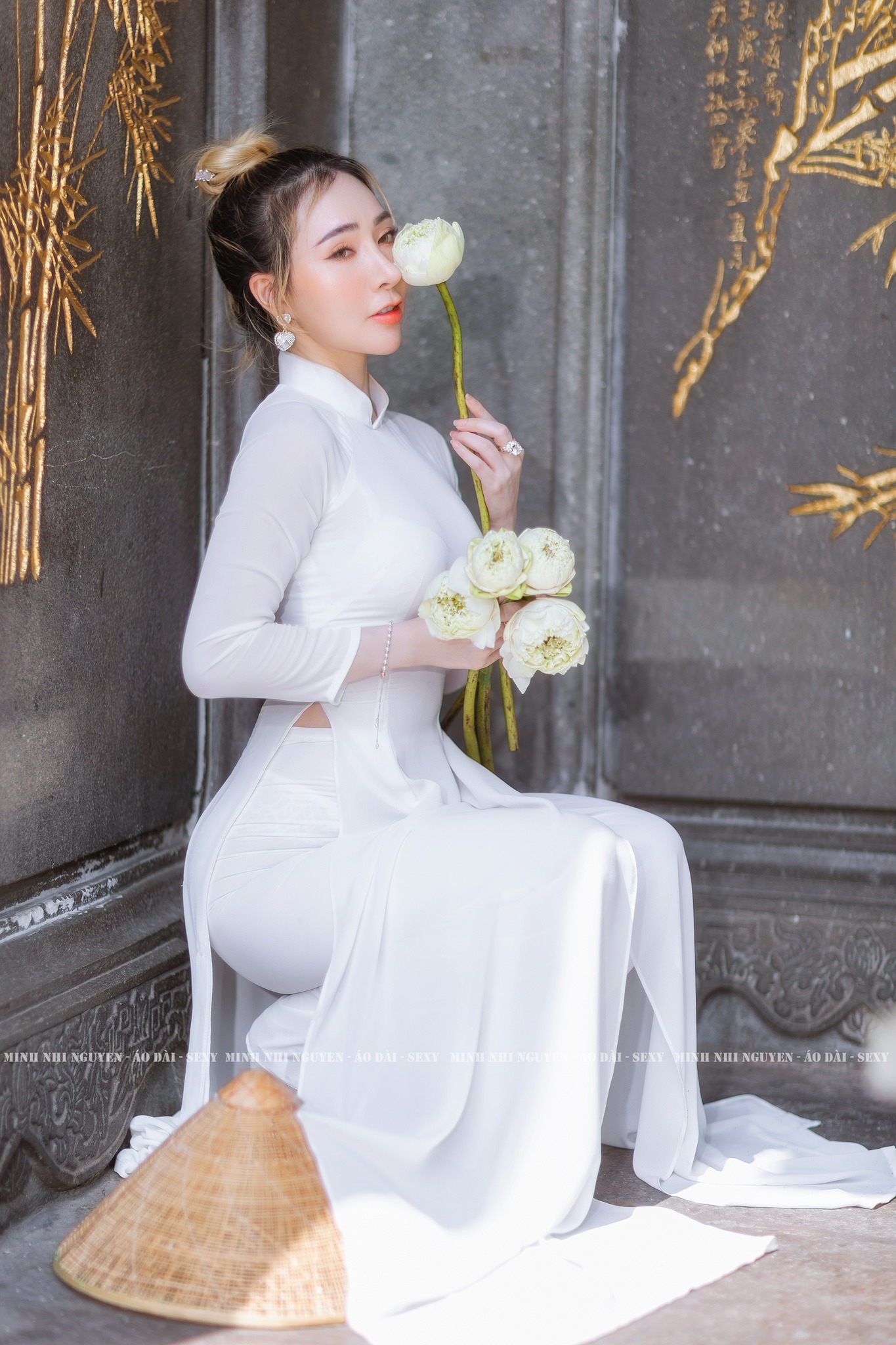 Áo dài trắng ảnh nền hoài cổ [REMCQM]