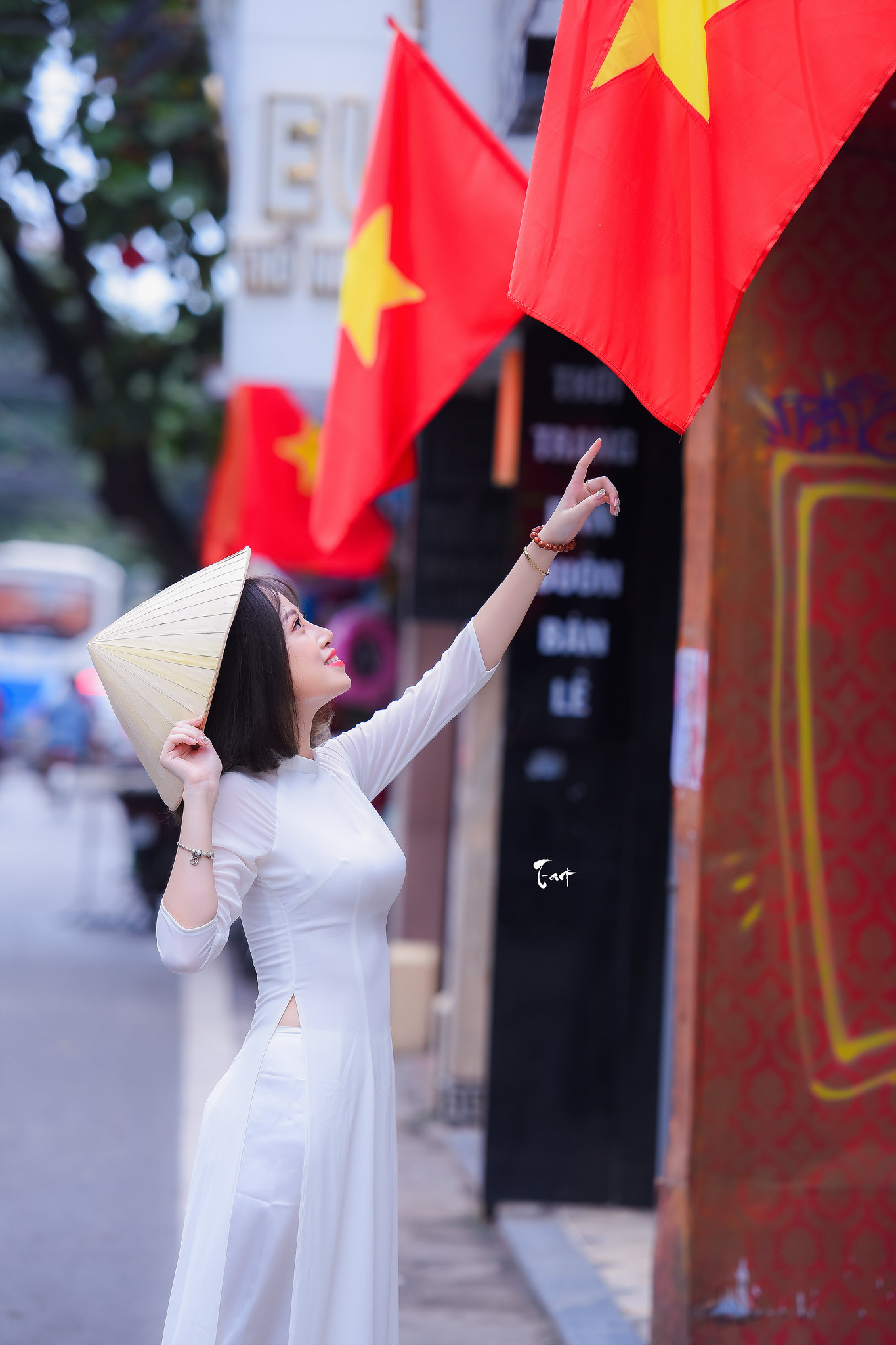 Thiếu nữ áo dài trắng hài hòa nón lá [KDULNP]