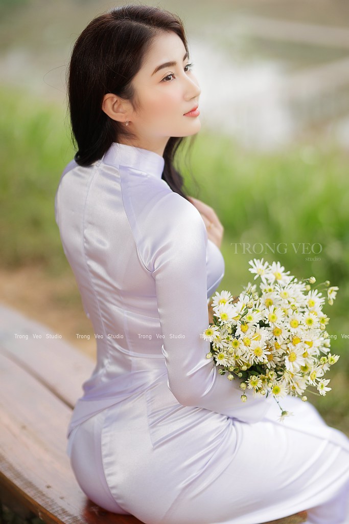 Áo dài trắng người đẹp hoa mong manh [BDOFRV]