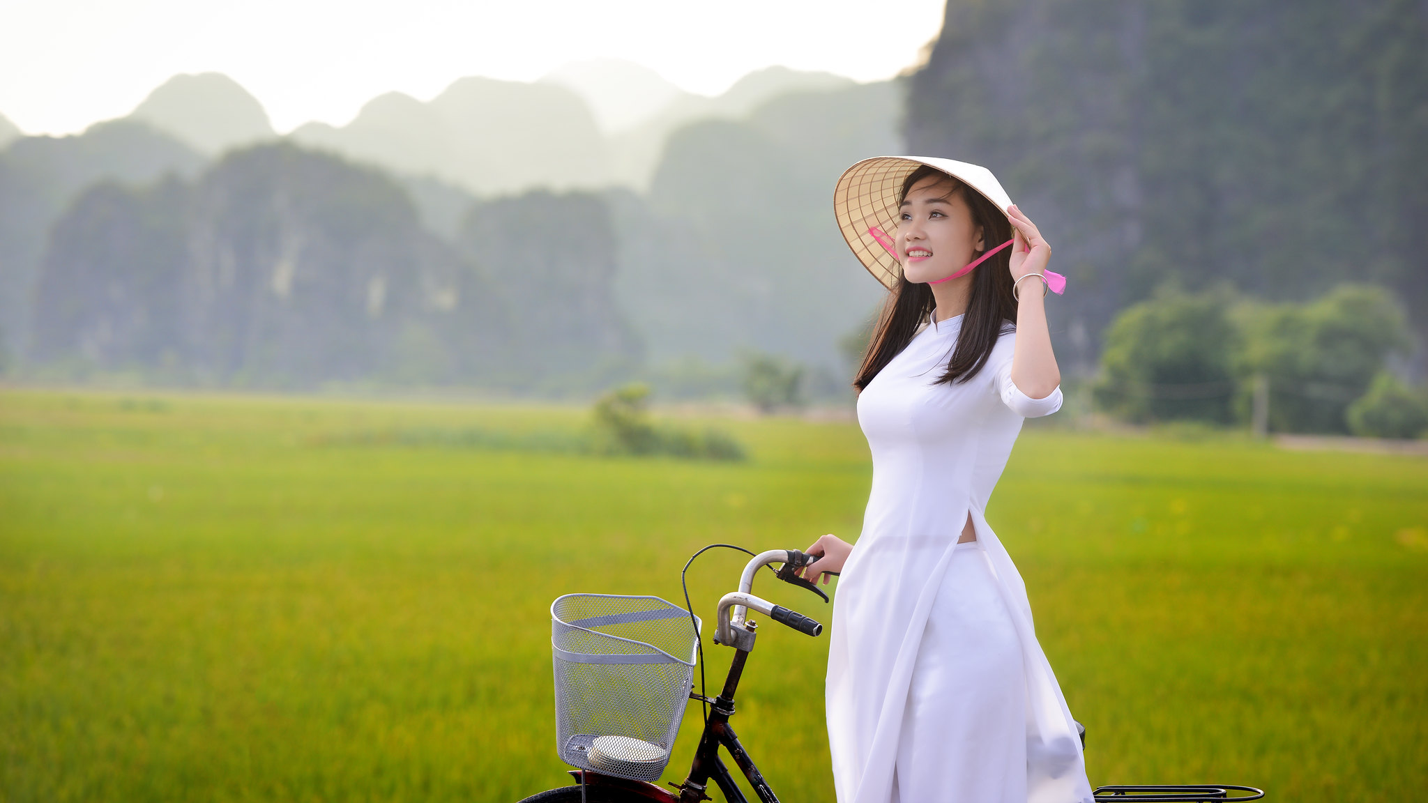 Nổi bật áo dài trắng xe đạp [AMA8ME]