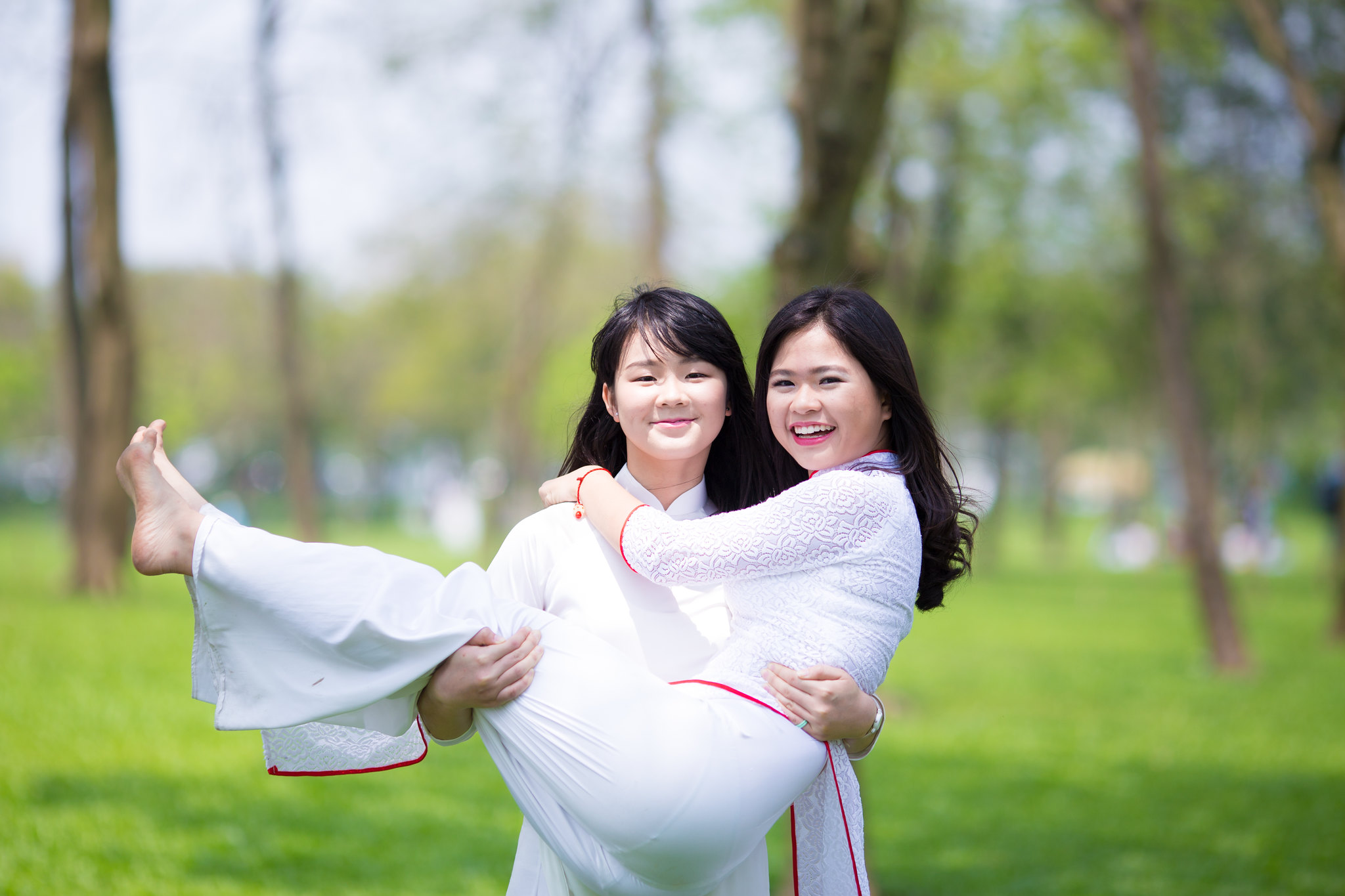 Áo dài trắng duyên thầm bồng bế [F9QHJC]