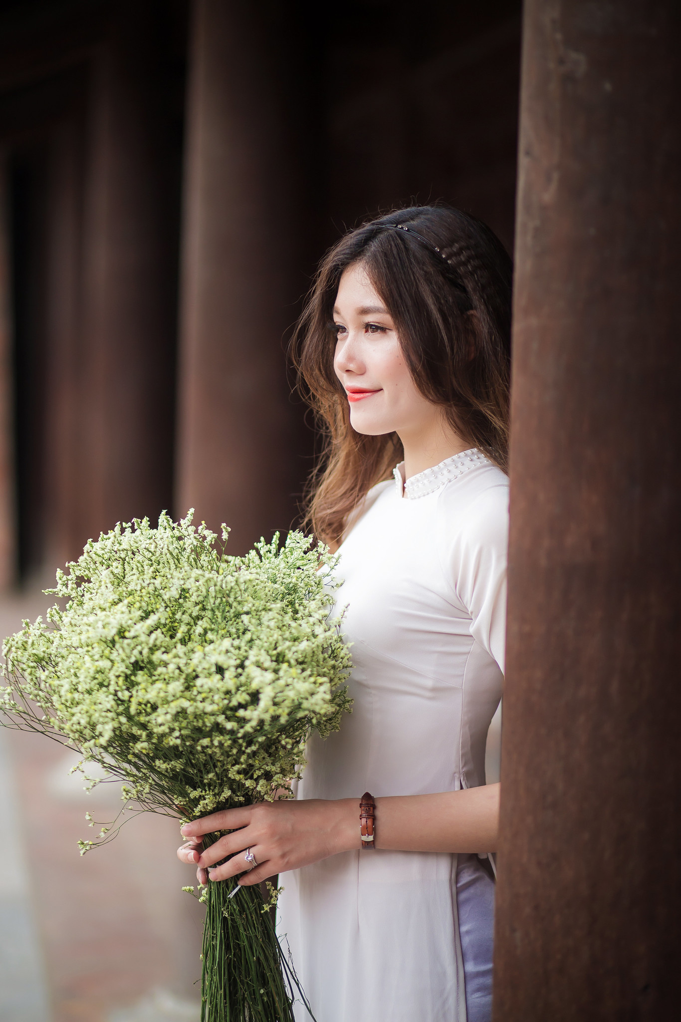 Áo dài trắng gái xinh hoa nét Việt [B1ZJOM]