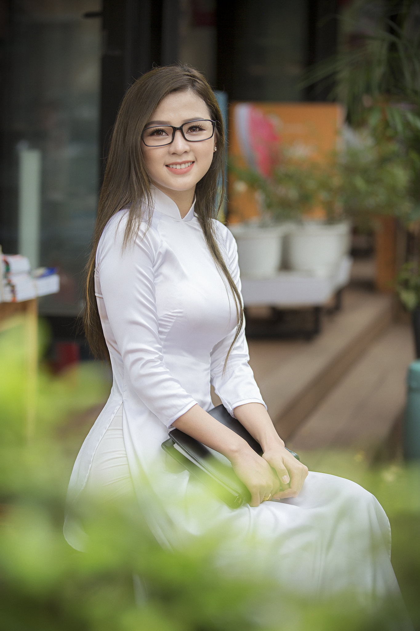 Áo dài trắng mắt kính thanh thoát [KNPDEV]