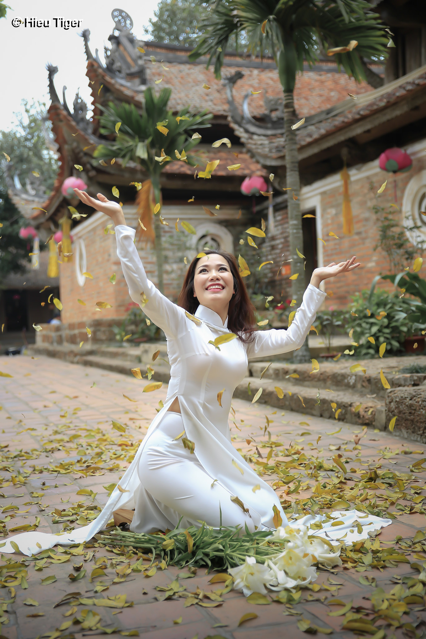 Áo dài trắng thanh tao cổ kính [YPNCWK]