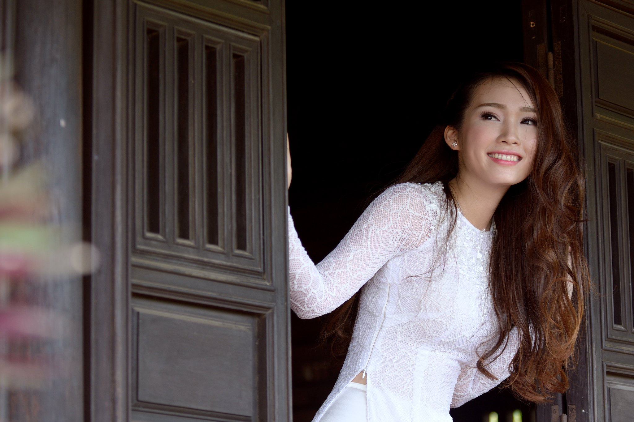 Áo dài trắng hài hòa lễ chùa [0OFL5U]